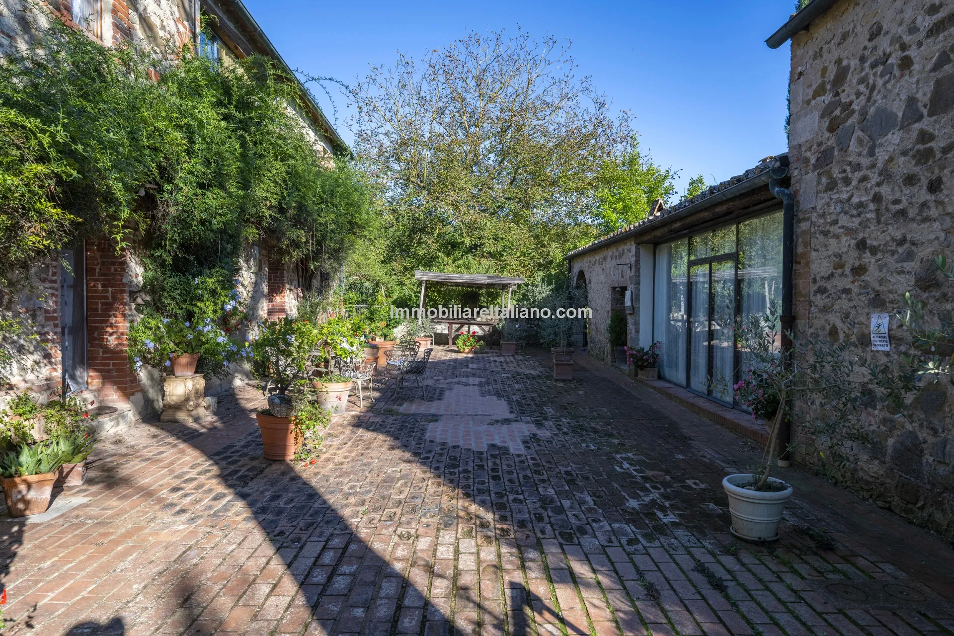 9-Bedroom Farmhouse with Pool and Equestrian Potential in Tuscany - View image 60 of 104