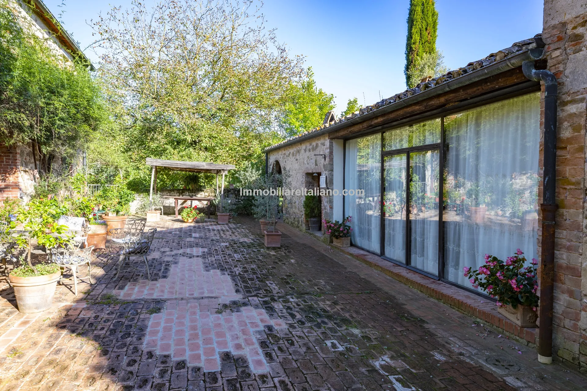 9-Bedroom Farmhouse with Pool and Equestrian Potential in Tuscany - View image 62 of 104