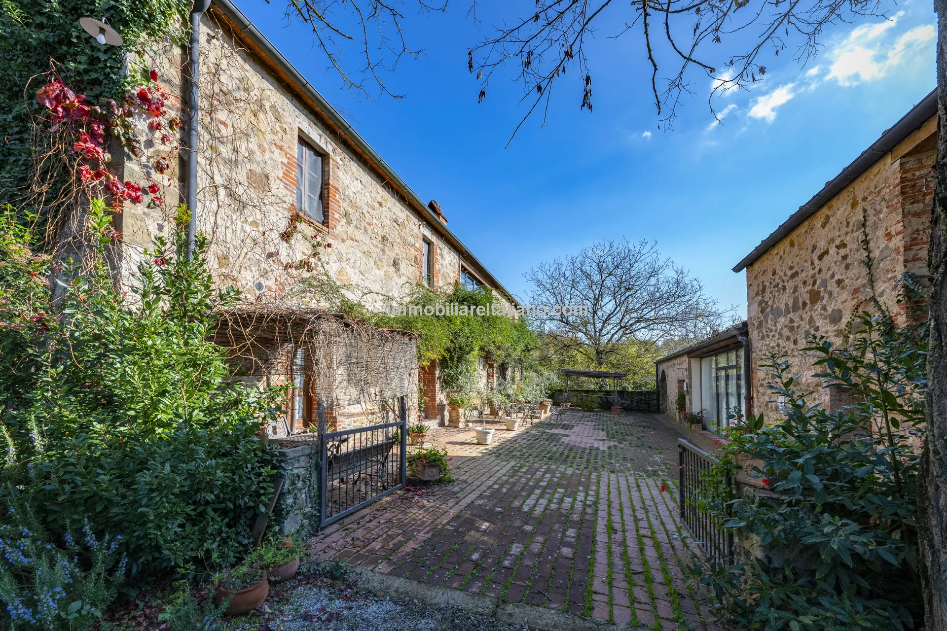 9-Bedroom Farmhouse with Pool and Equestrian Potential in Tuscany - View image 68 of 104