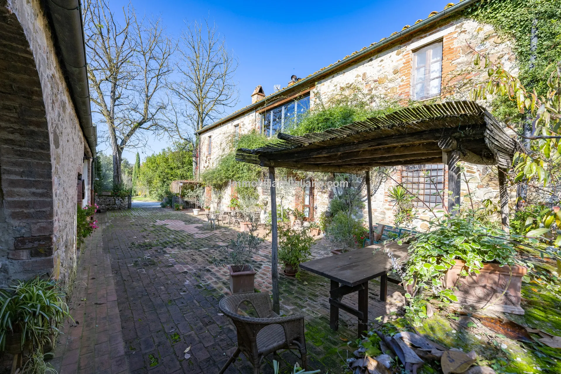 9-Bedroom Farmhouse with Pool and Equestrian Potential in Tuscany - View image 70 of 104