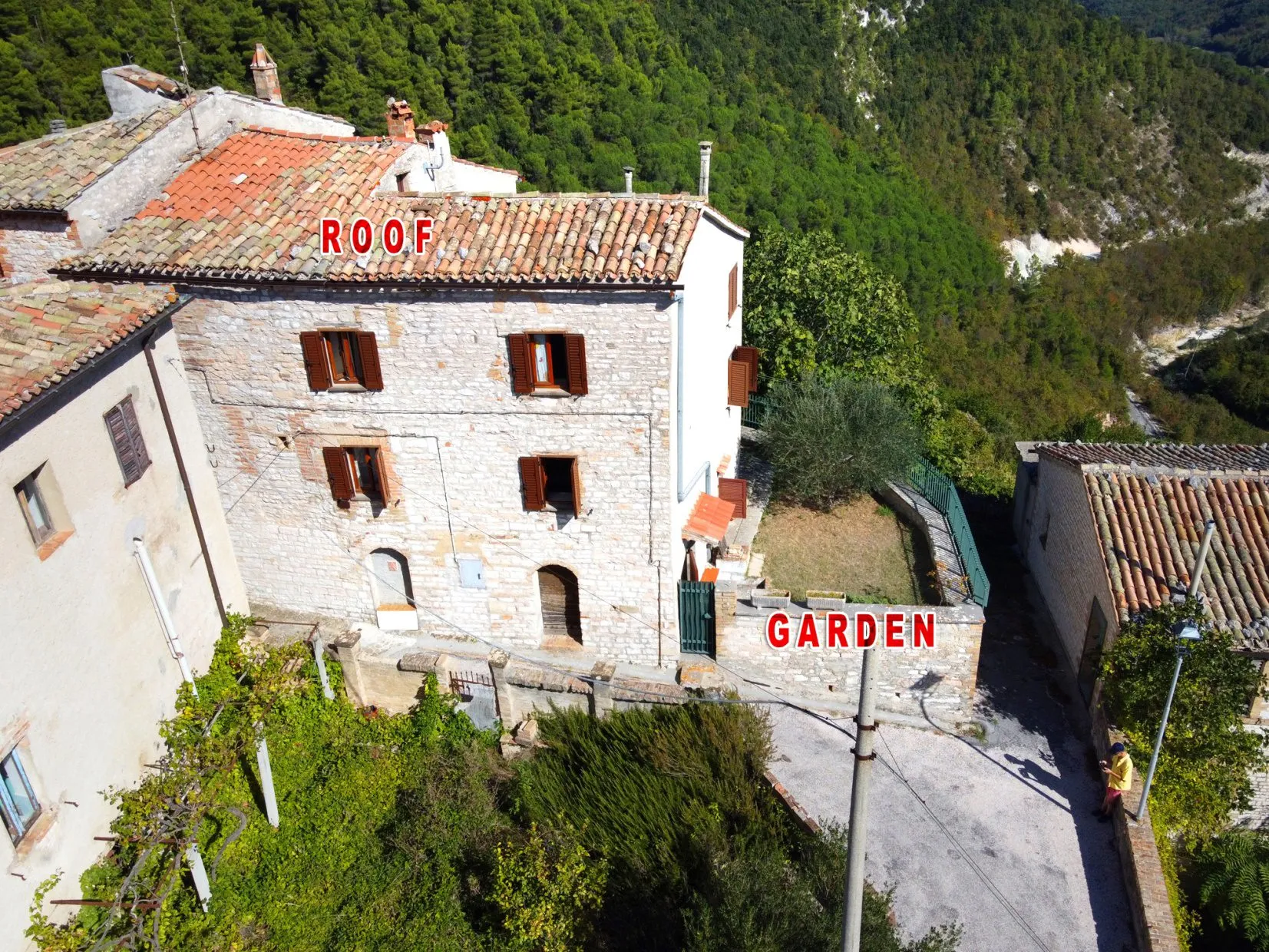 Six-Bedroom Coastal Retreat with Terrace and Garden in Arcevia, Italy - View image 11 of 31