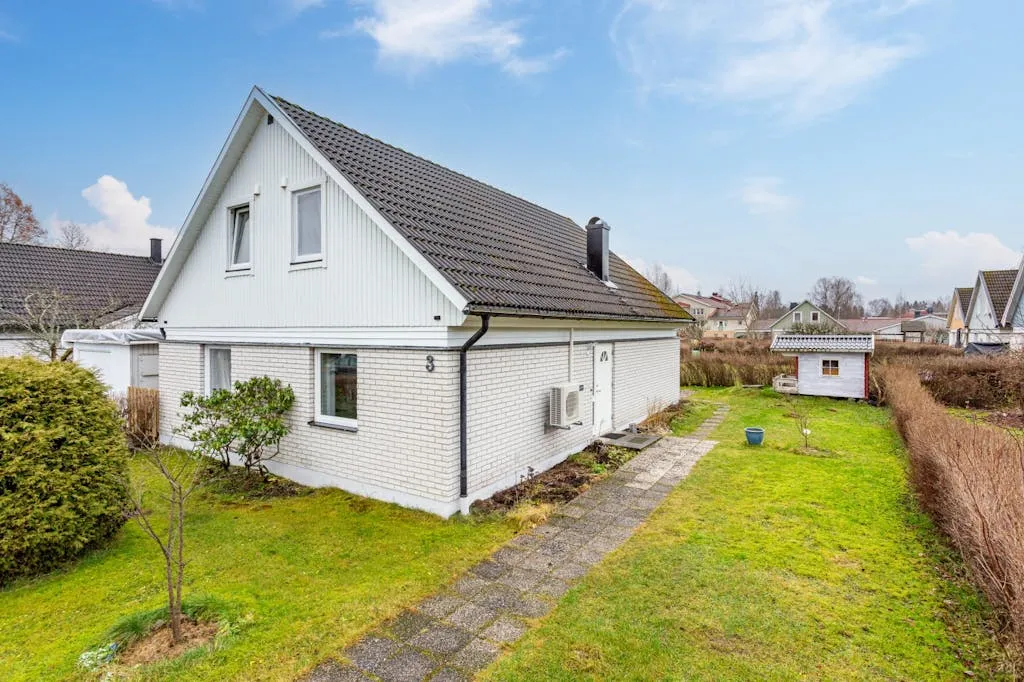 1970s Swedish Villa with Garden and Terrace in Gusselby - Image 2