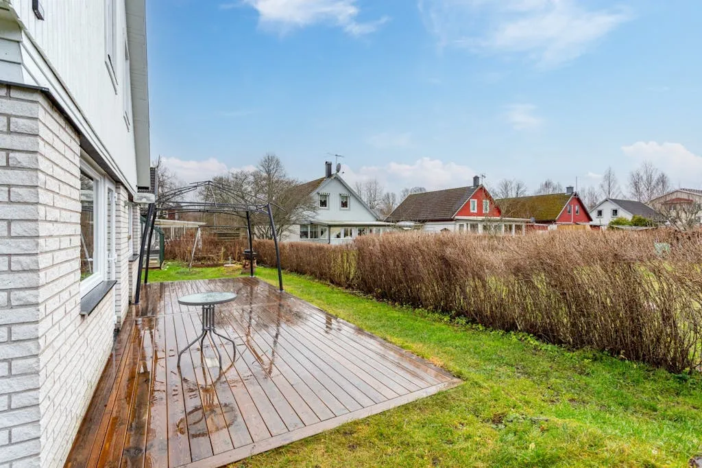 1970s Swedish Villa with Garden and Terrace in Gusselby - Image 3