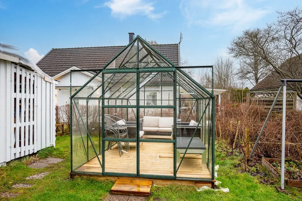 1970s Swedish Villa with Garden and Terrace in Gusselby - Image 4