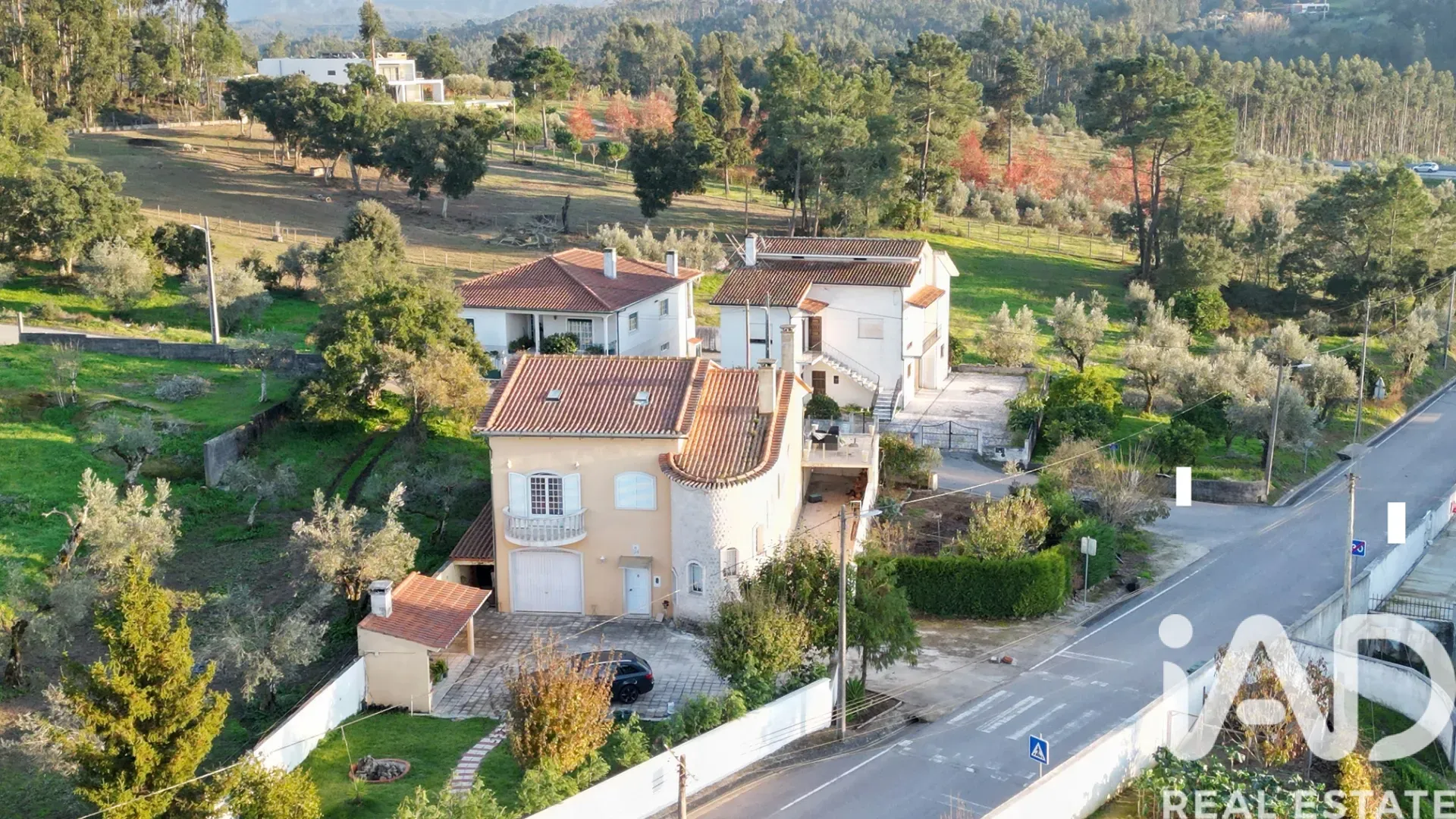 Expansive 5-Bedroom House with Garden and Parking in Lamas, Portugal - Image 1