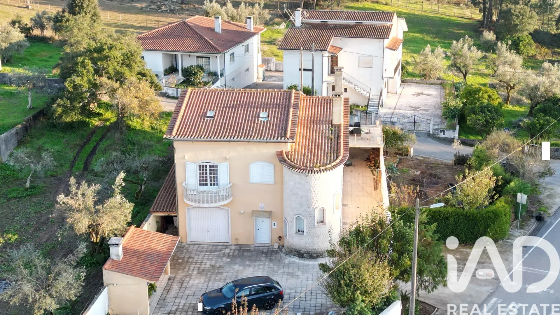 Expansive 5-Bedroom House with Garden and Parking in Lamas, Portugal - Image 2