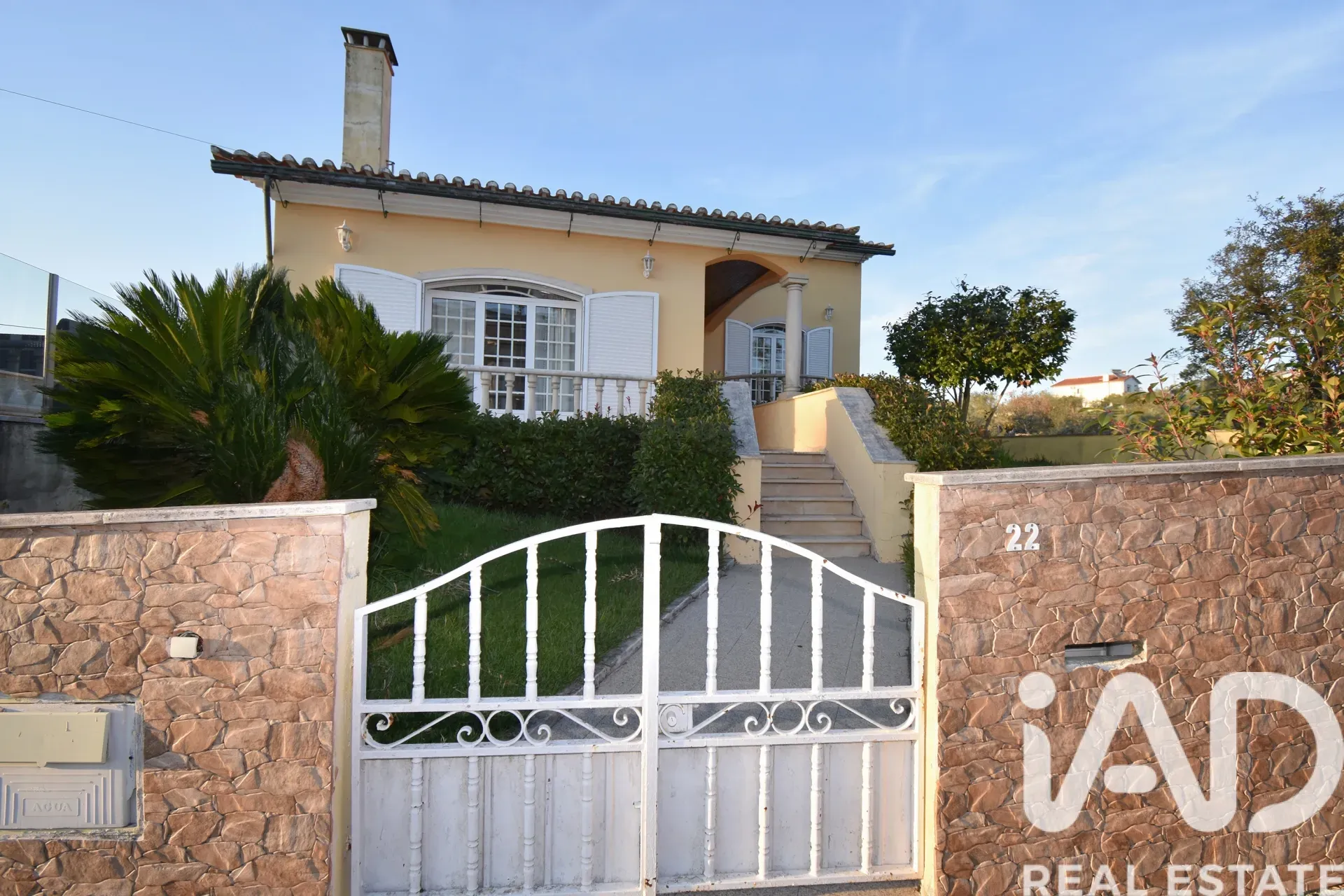 Expansive 5-Bedroom House with Garden and Parking in Lamas, Portugal - Image 3