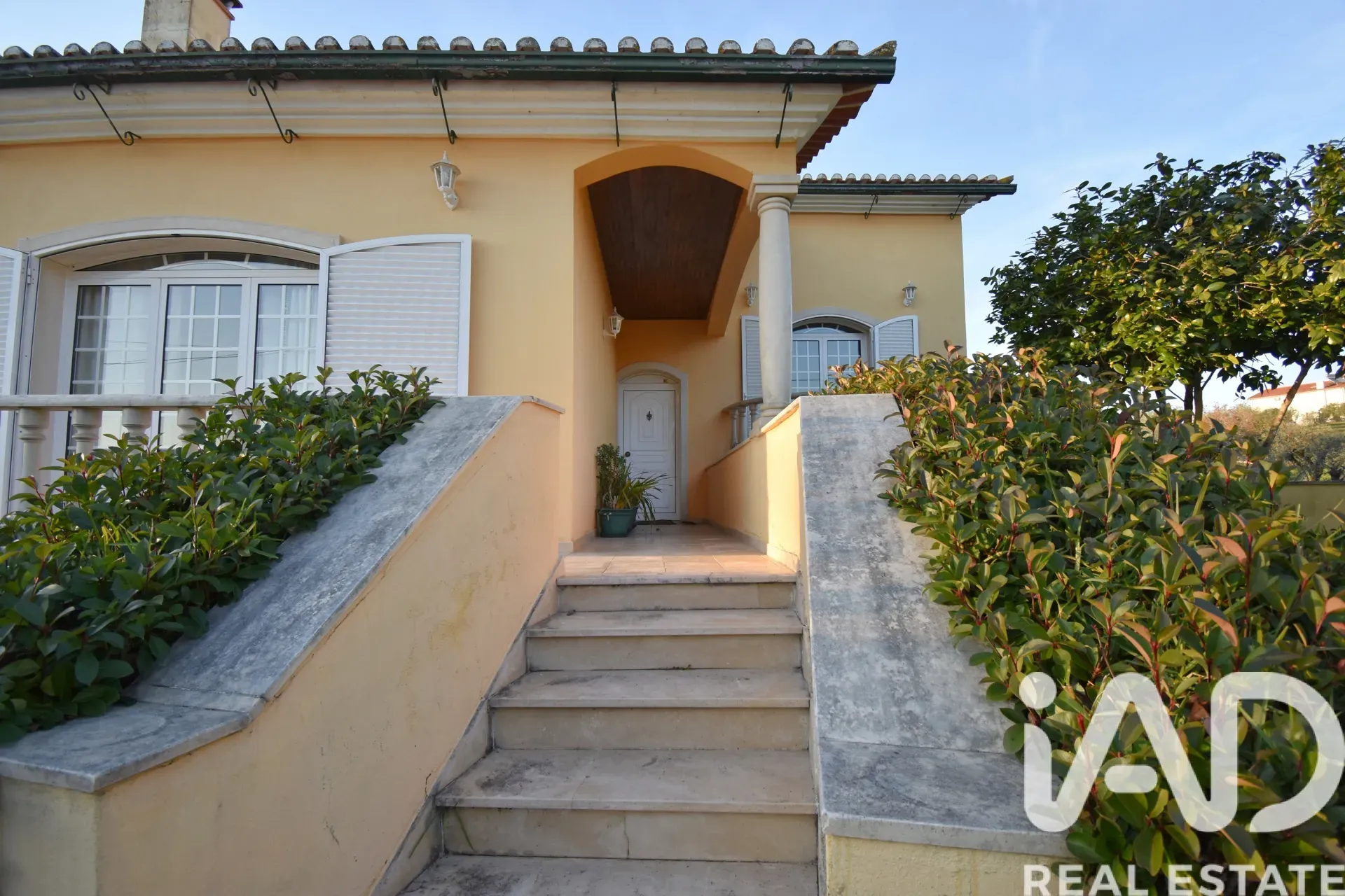 Expansive 5-Bedroom House with Garden and Parking in Lamas, Portugal - Image 4