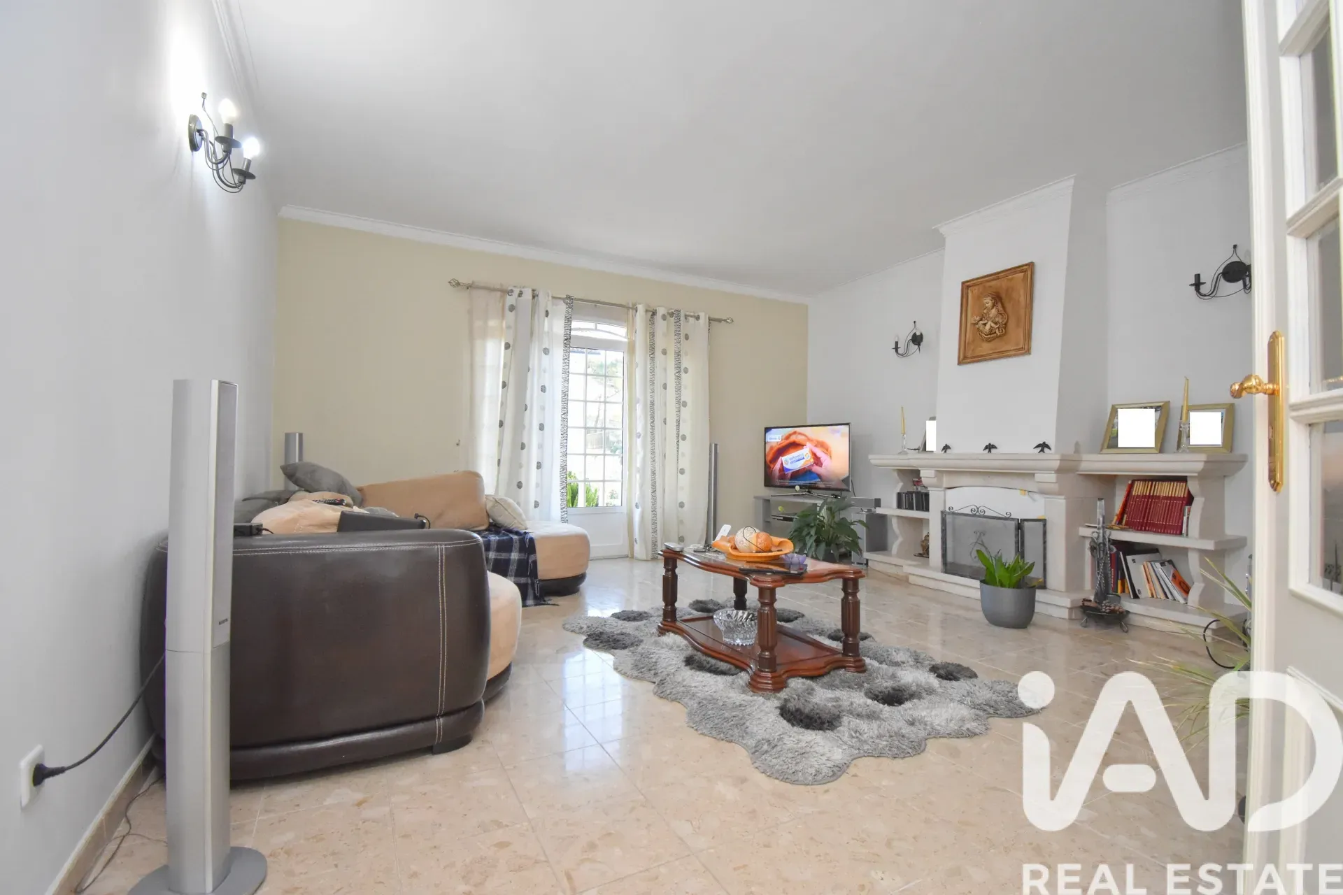 Expansive 5-Bedroom House with Garden and Parking in Lamas, Portugal - View image 6 of 33