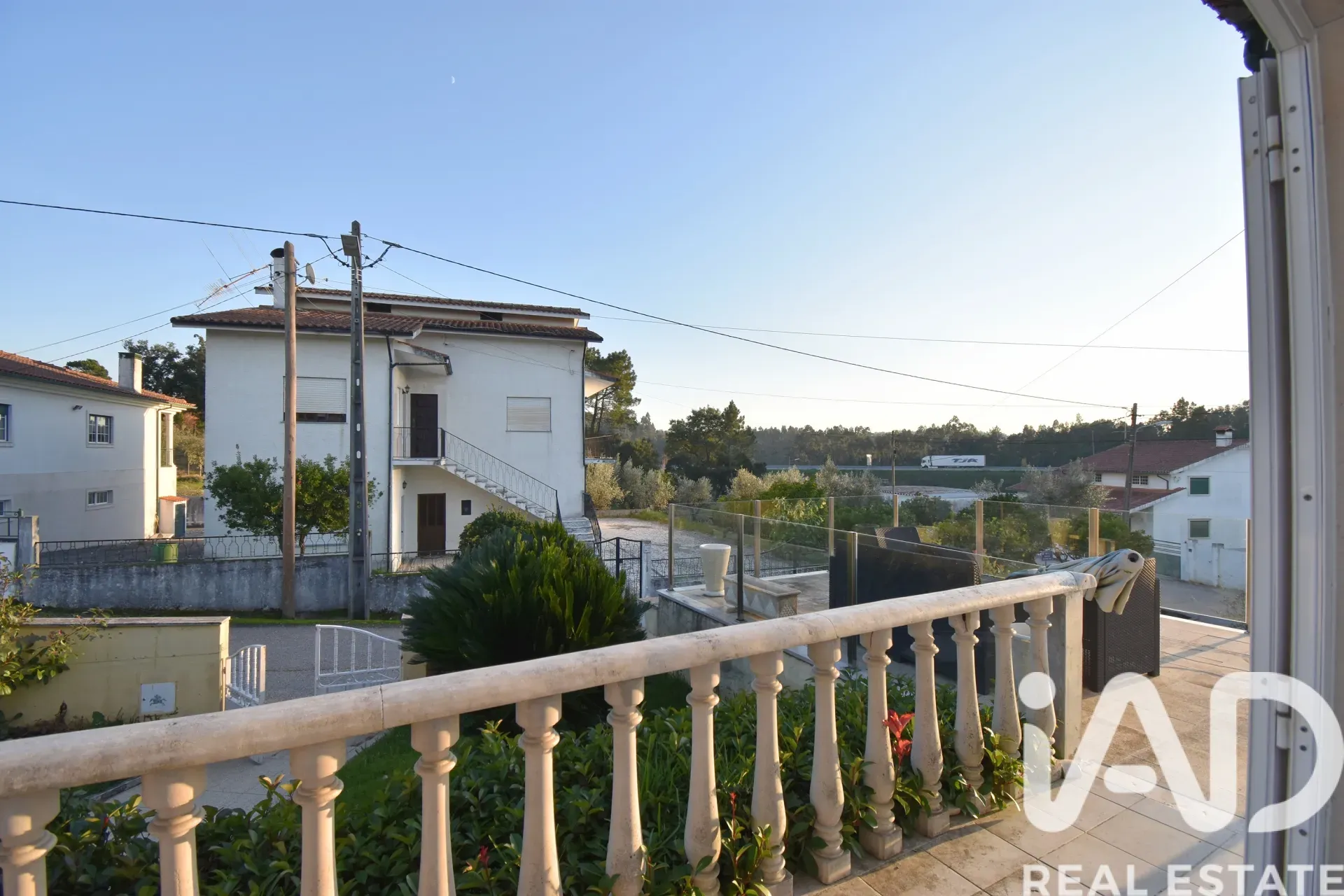 Expansive 5-Bedroom House with Garden and Parking in Lamas, Portugal - View image 7 of 33