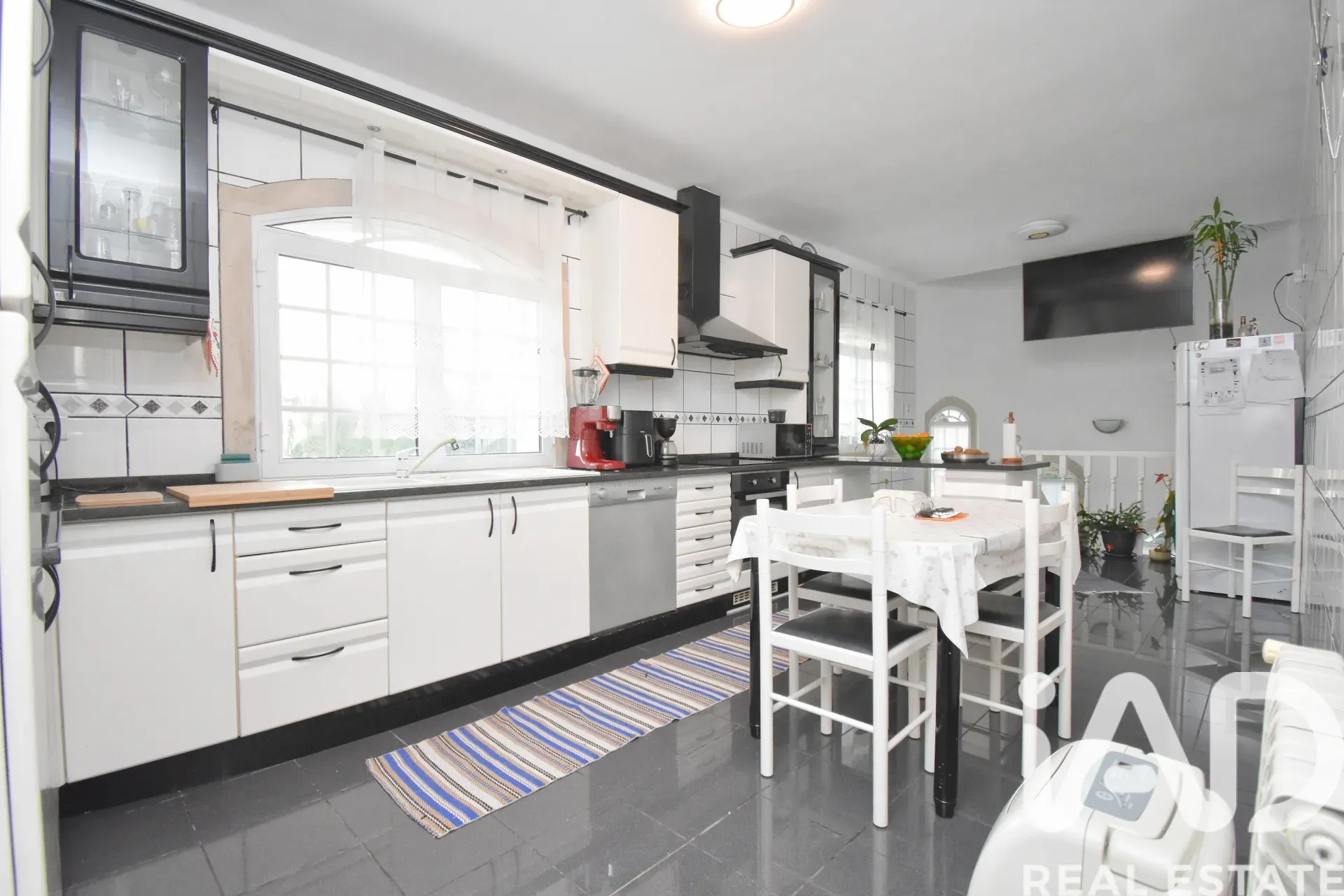 Expansive 5-Bedroom House with Garden and Parking in Lamas, Portugal - View image 19 of 33