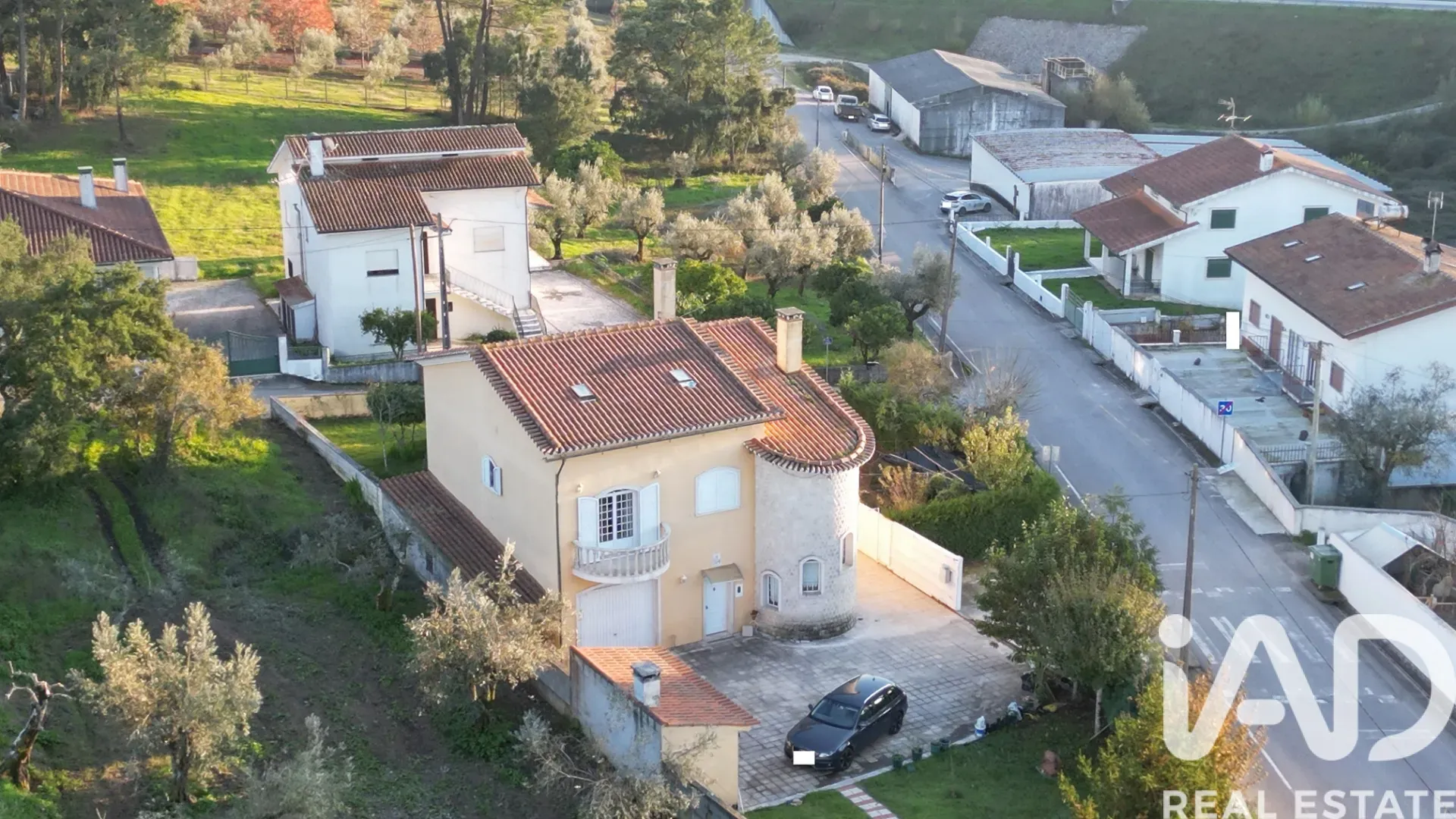 Expansive 5-Bedroom House with Garden and Parking in Lamas, Portugal - View image 29 of 33