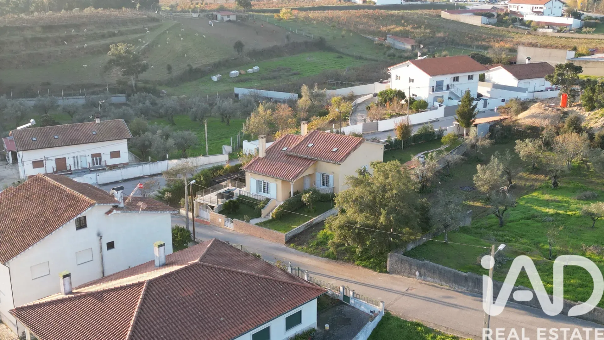 Expansive 5-Bedroom House with Garden and Parking in Lamas, Portugal - View image 30 of 33