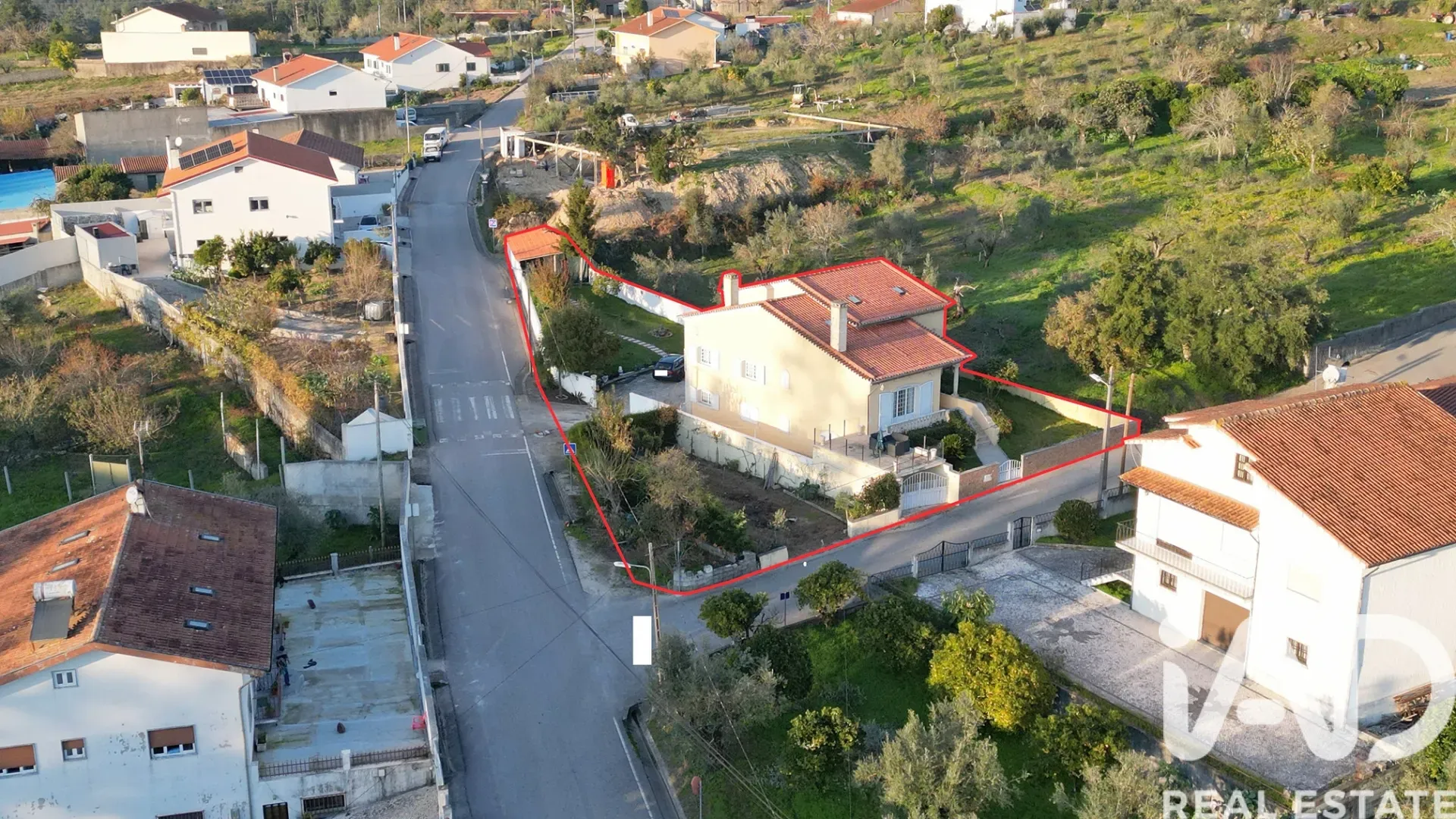 Expansive 5-Bedroom House with Garden and Parking in Lamas, Portugal - View image 33 of 33