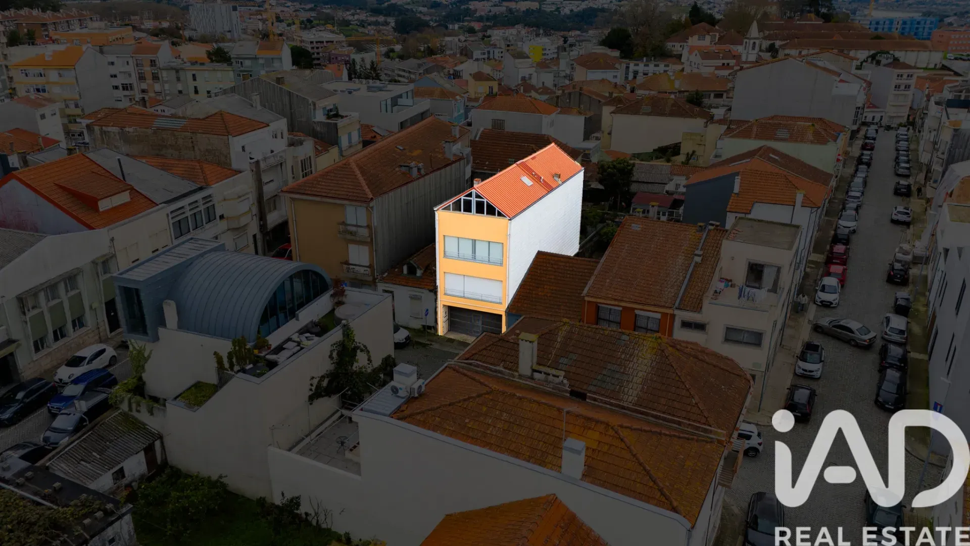 Contemporary 3-Bedroom House with Garden and Garage in Porto's Bonfim District - Image 2