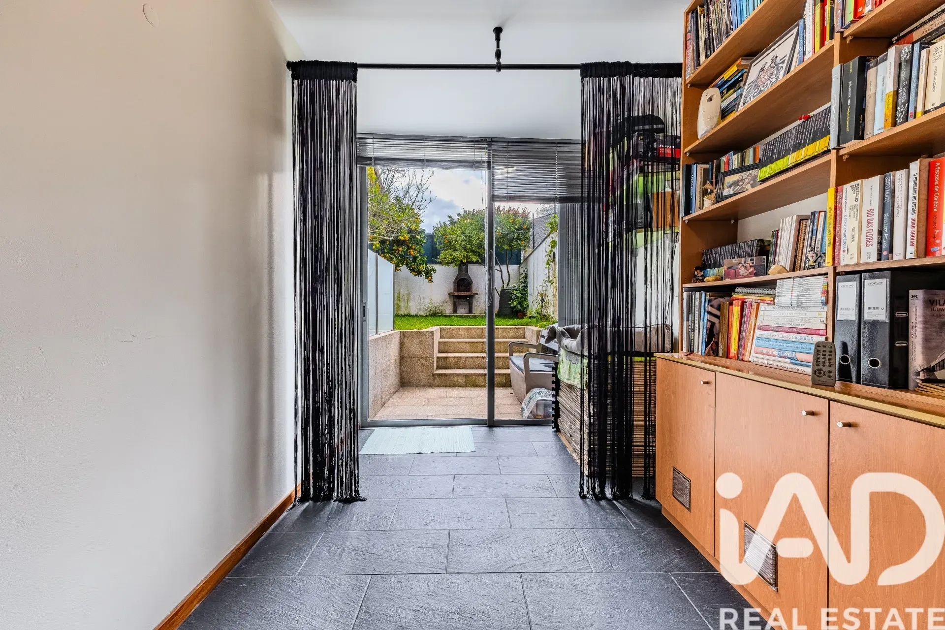 Contemporary 3-Bedroom House with Garden and Garage in Porto's Bonfim District - Image 5