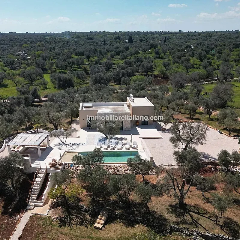 Moderne villa med pool og have i Ostunis naturskønne Apulien