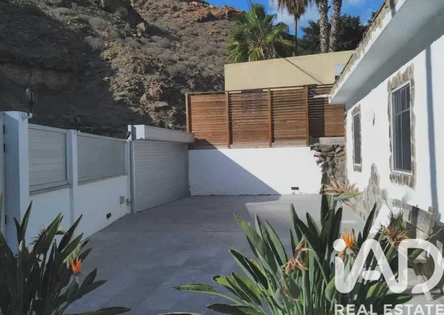 4-Bedroom Villa with Pool and Expansive Grounds in Mogán Spain - View image 25 of 30