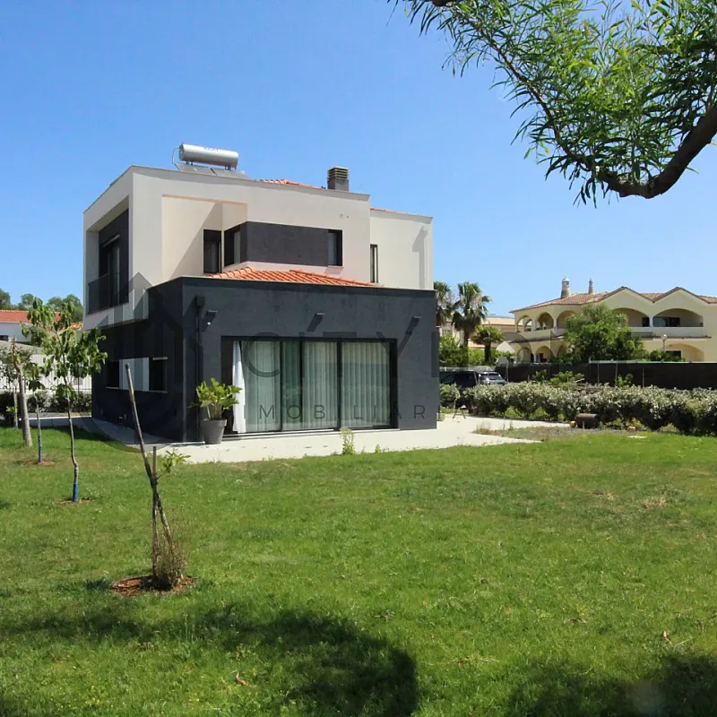 3-Bedroom House with Expansive Garden in Albufeira's Serene Ferreiras