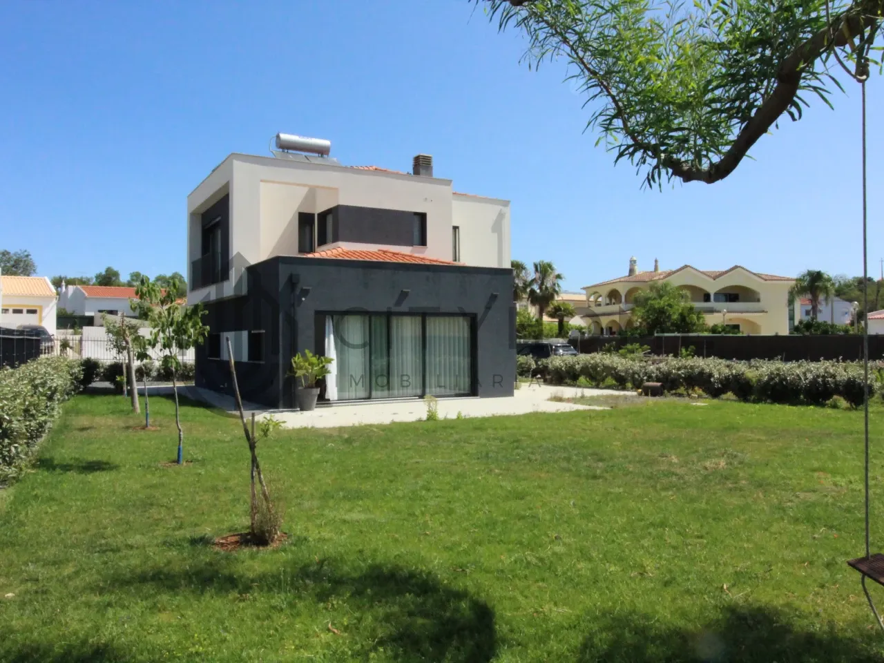 3-Bedroom House with Expansive Garden in Albufeira's Serene Ferreiras - Image 1