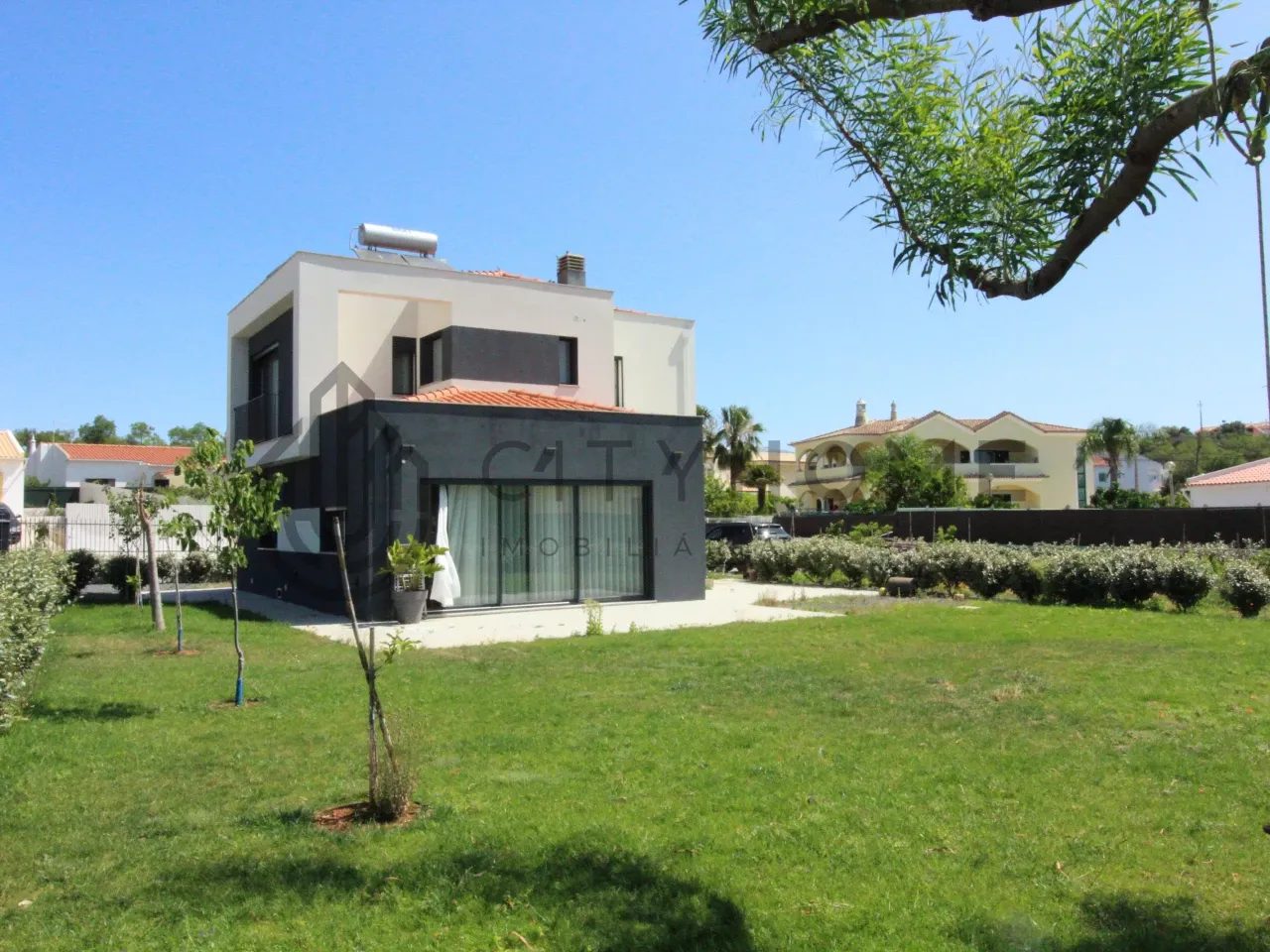 3-Bedroom House with Expansive Garden in Albufeira's Serene Ferreiras - Image 3