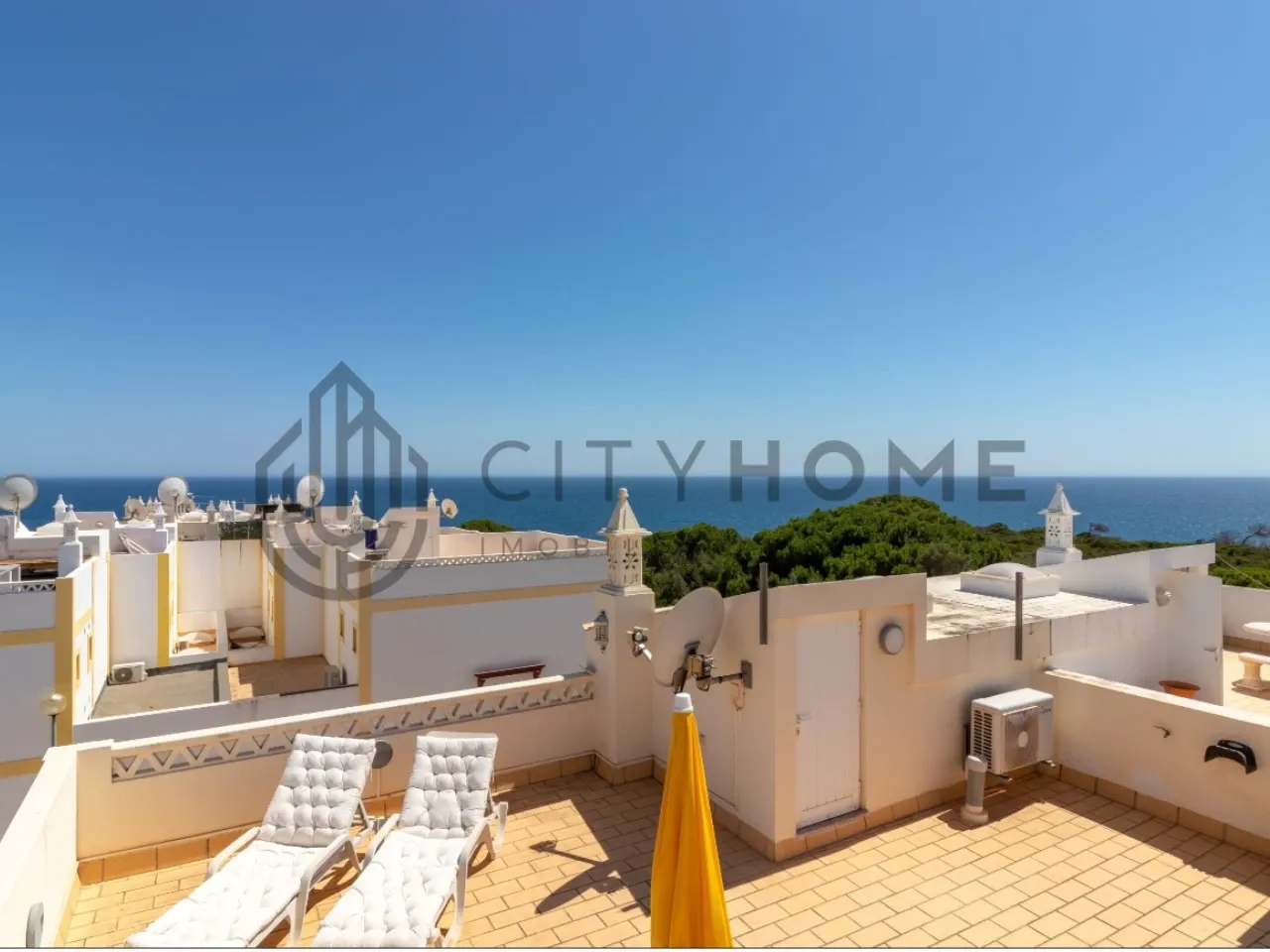 Contemporary Townhouse with Pool and Garden in Lagoa, Portugal - Image 3