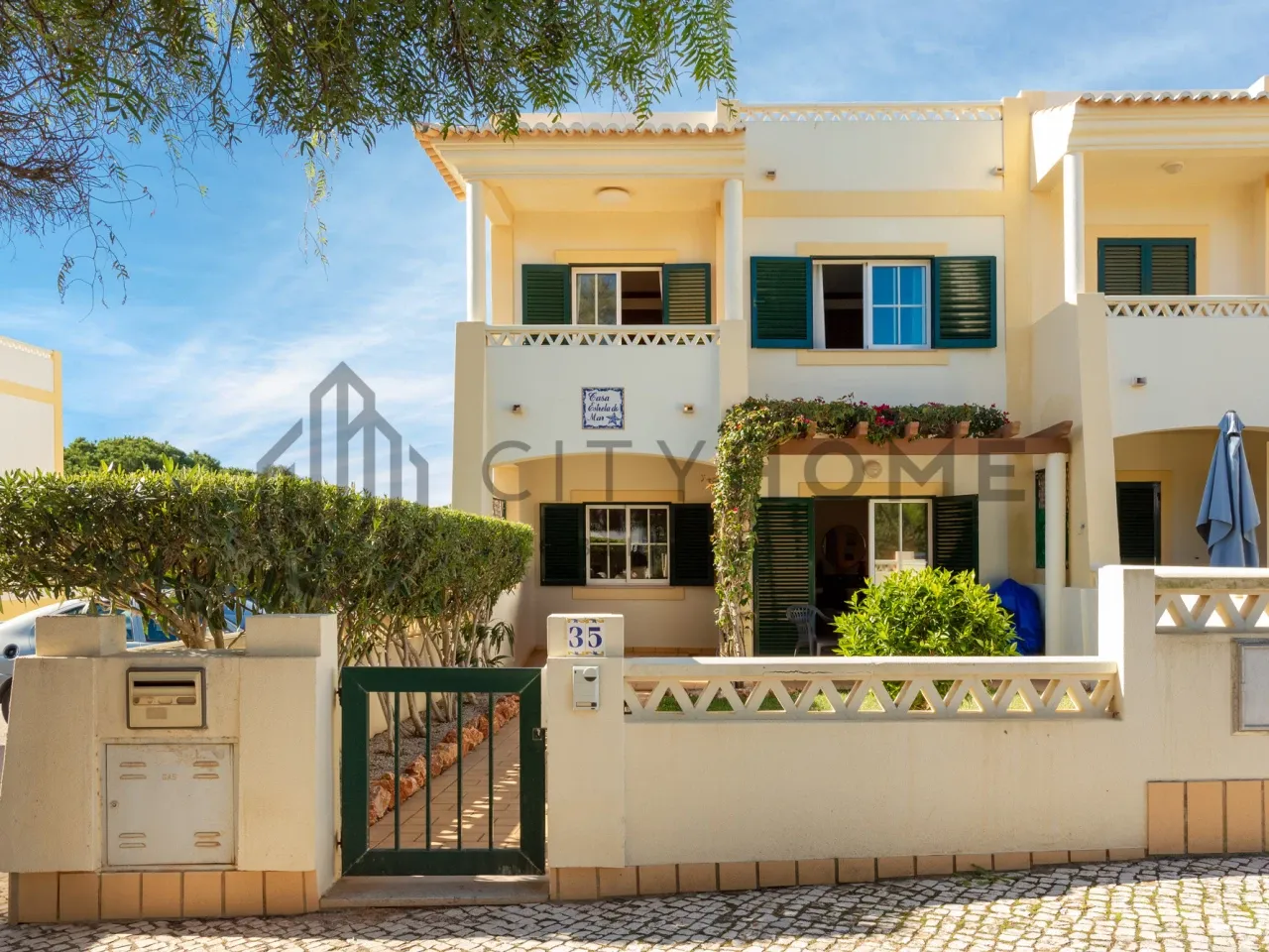 Contemporary Townhouse with Pool and Garden in Lagoa, Portugal - Image 4