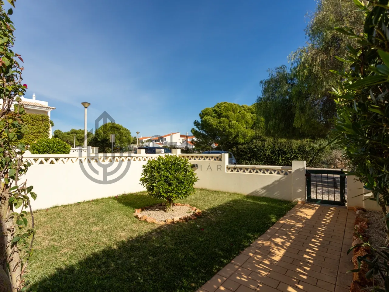 Contemporary Townhouse with Pool and Garden in Lagoa, Portugal - View image 7 of 43