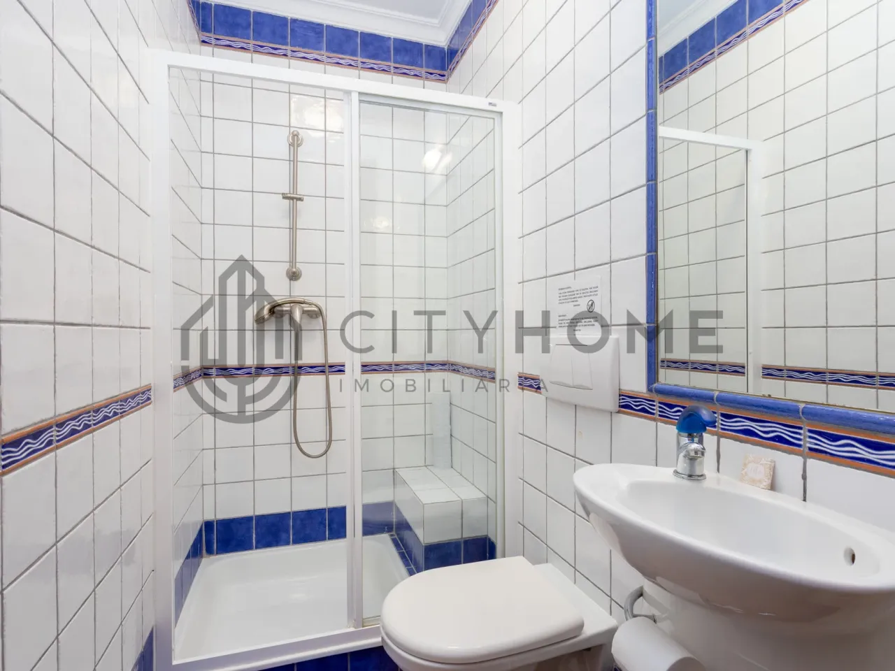 Contemporary Townhouse with Pool and Garden in Lagoa, Portugal - View image 16 of 43