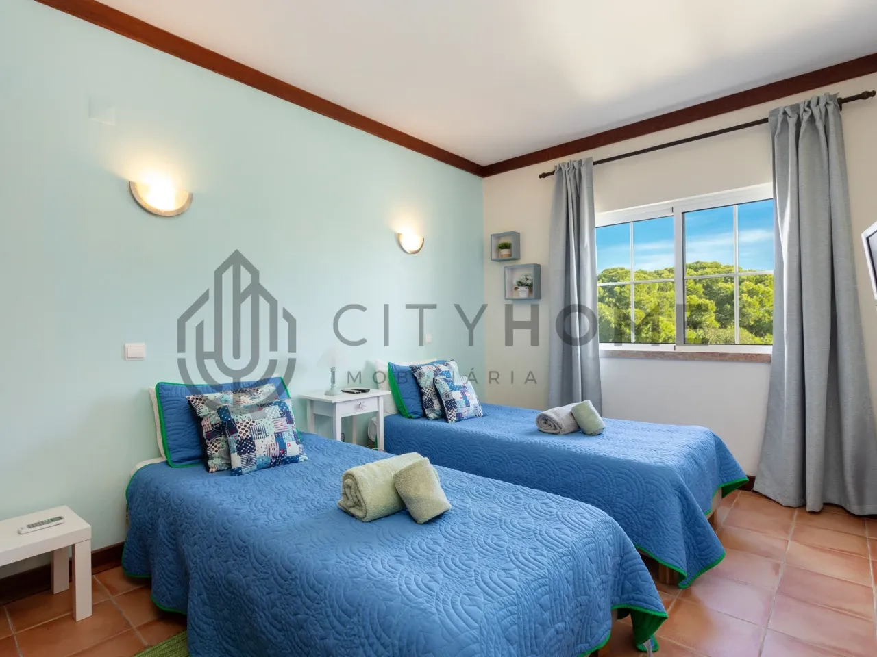 Contemporary Townhouse with Pool and Garden in Lagoa, Portugal - View image 18 of 43