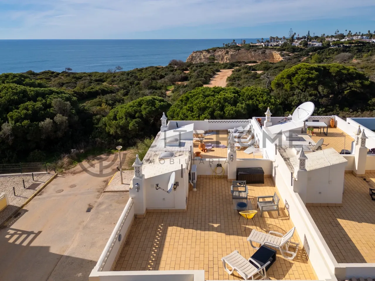 Contemporary Townhouse with Pool and Garden in Lagoa, Portugal - View image 37 of 43