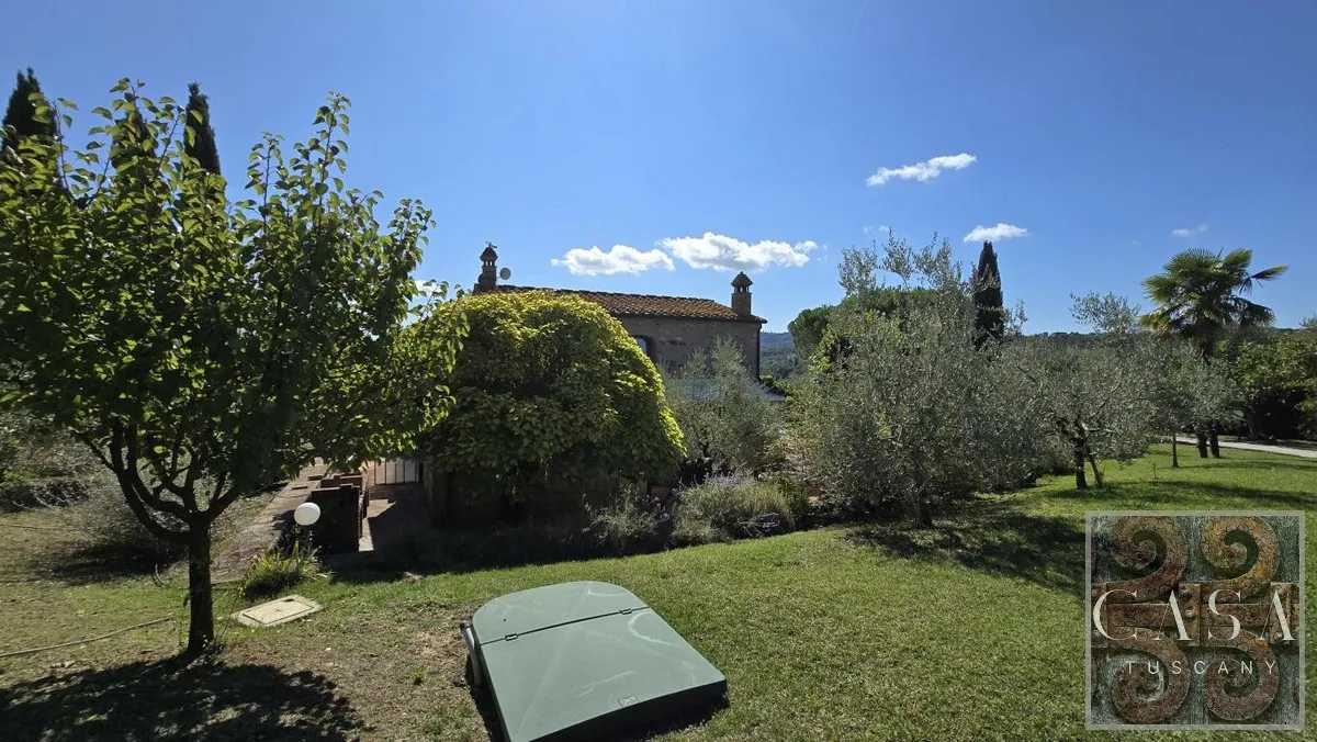 Tuscan Farmhouse with Pool and Garden Near Volterra - View image 8 of 47