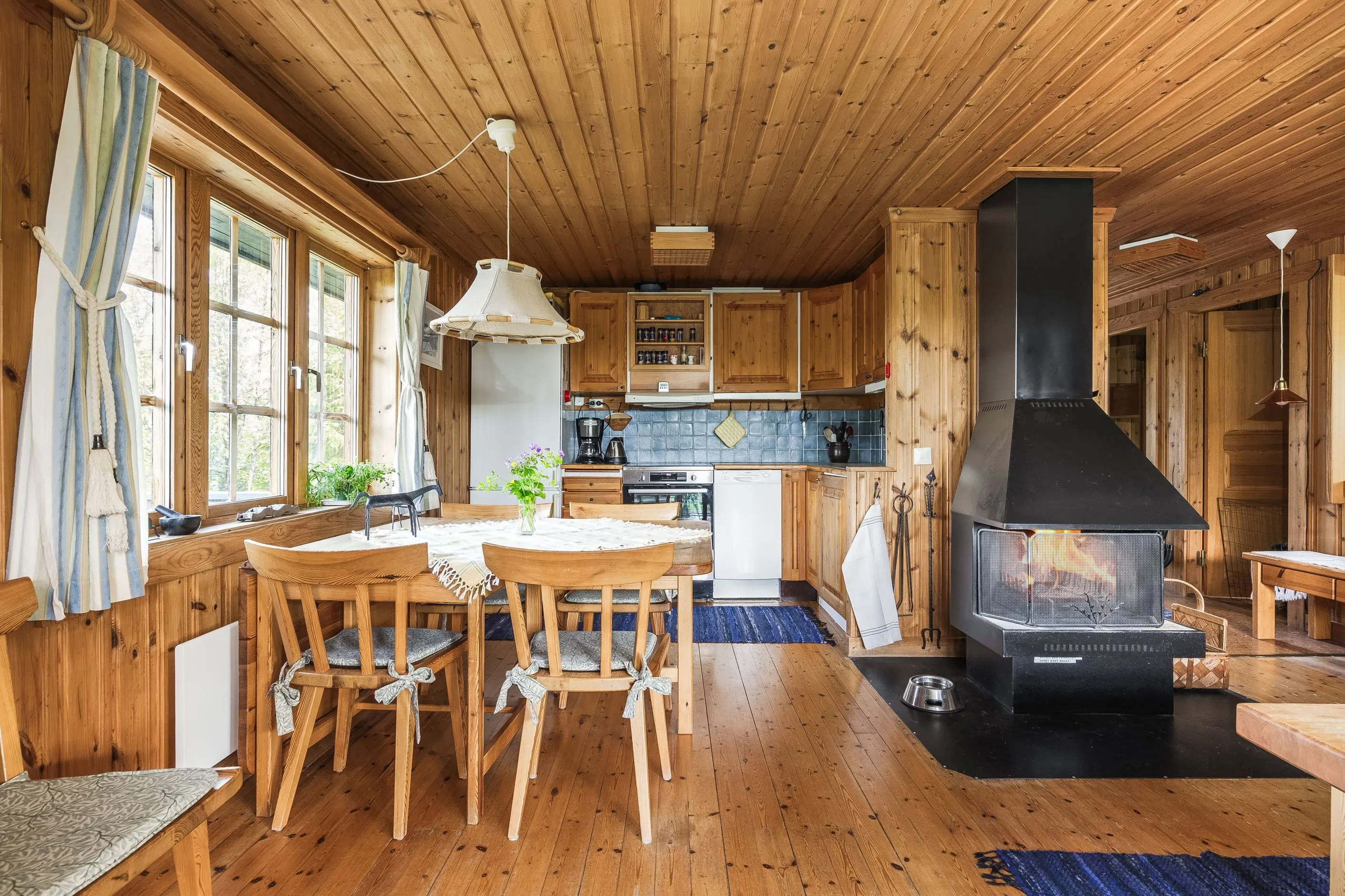 1970s Swedish Cabin with Sauna and Expansive Mountain Views - Image 4