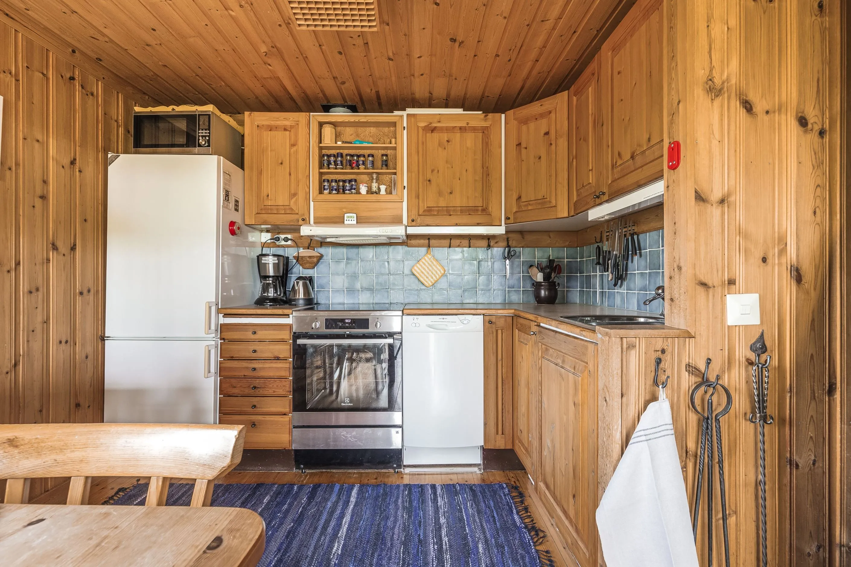 1970s Swedish Cabin with Sauna and Expansive Mountain Views - View image 8 of 31