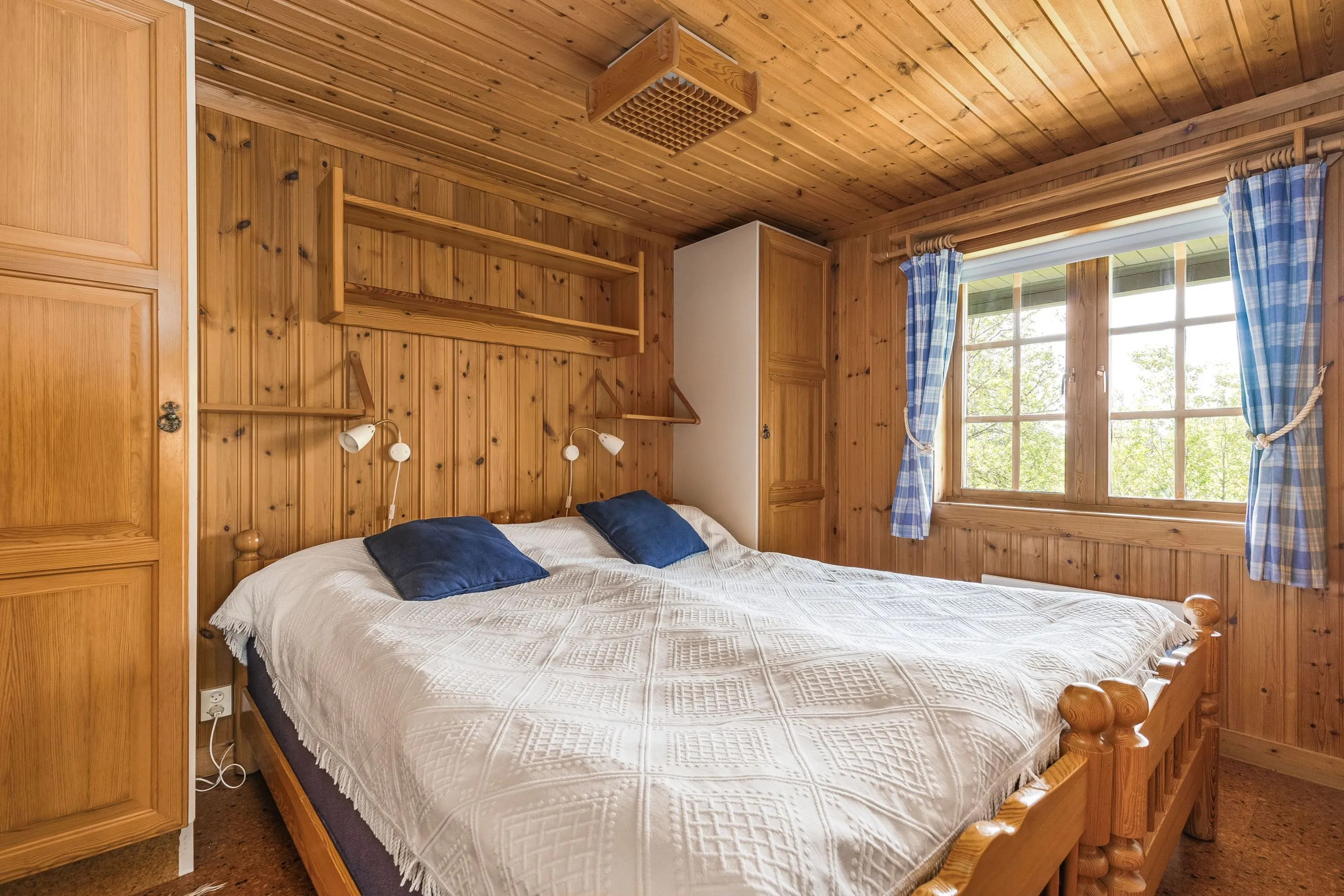 1970s Swedish Cabin with Sauna and Expansive Mountain Views - View image 9 of 31