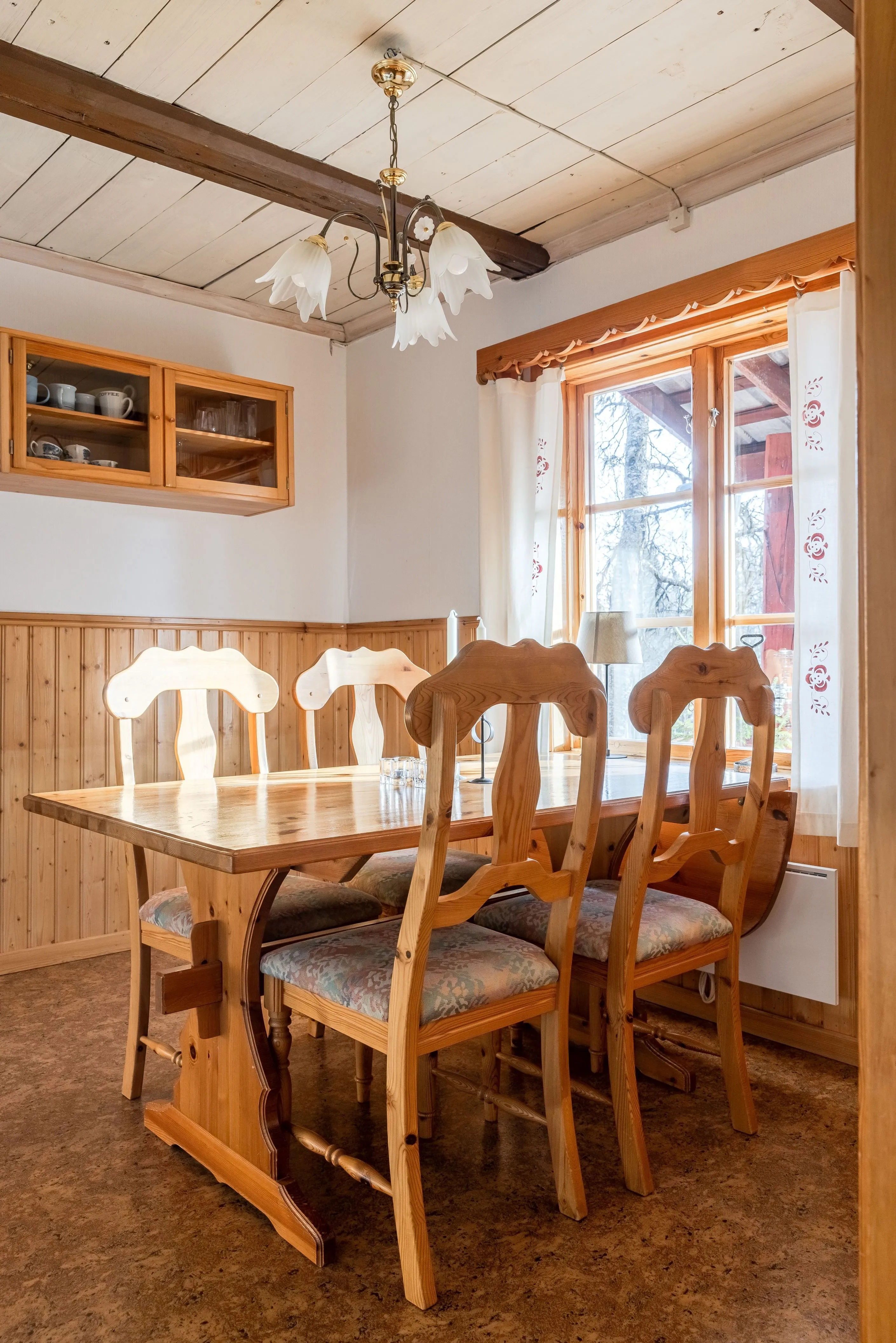 Swedish Country House with Expansive Lot Near Ski Trails - View image 9 of 32