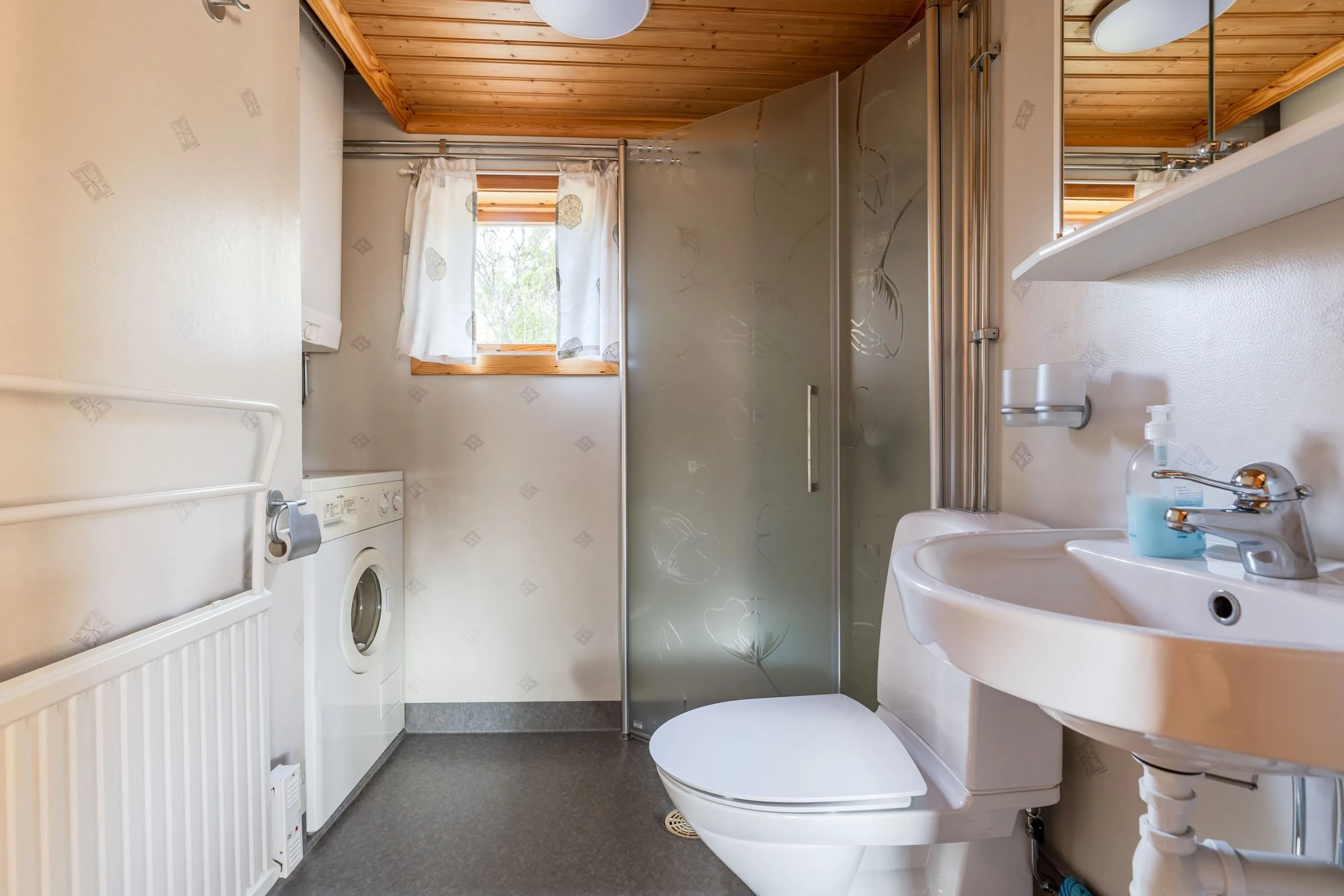 Swedish Country House with Expansive Lot Near Ski Trails - View image 16 of 32