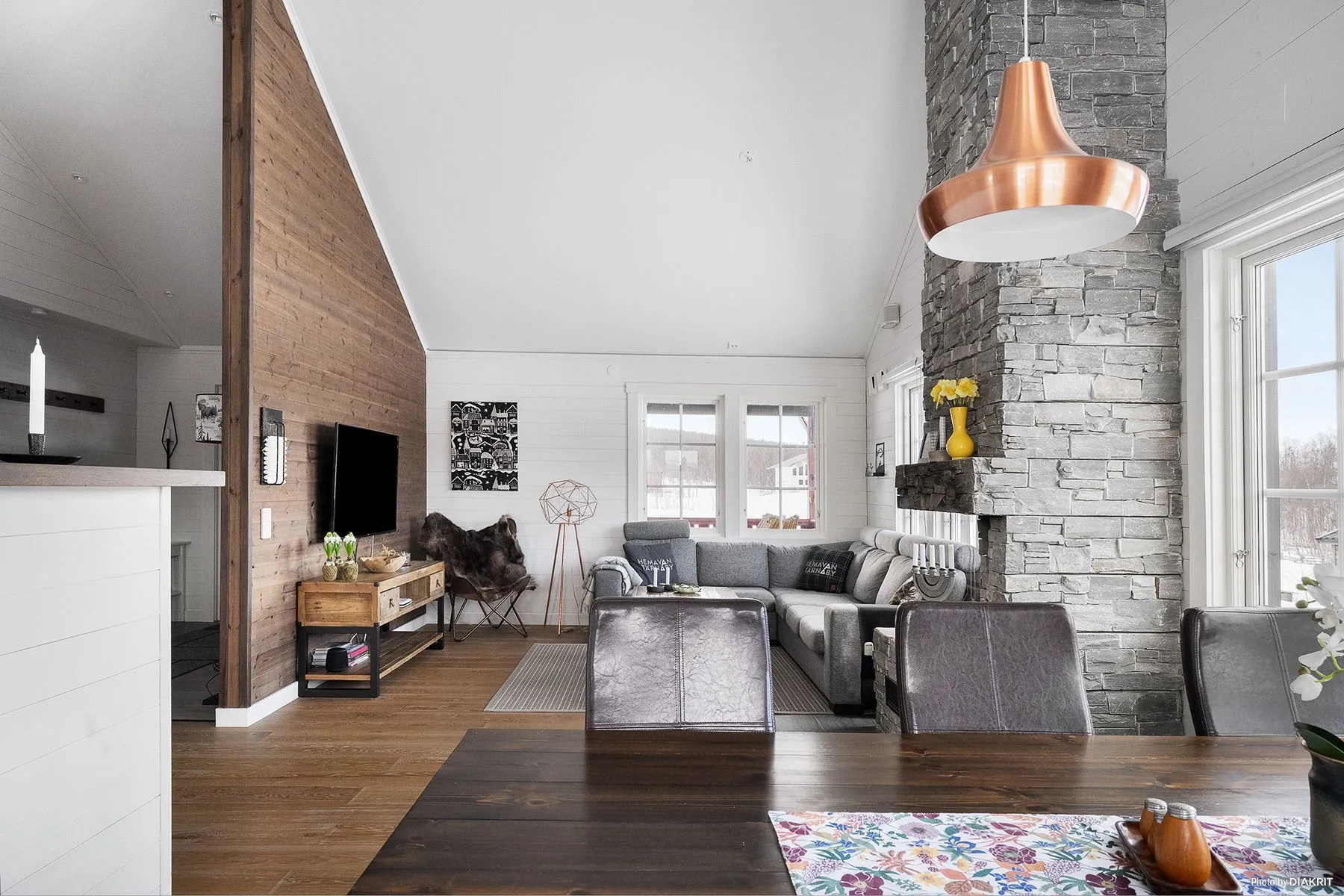 Modern Swedish Country House with Expansive Garden in Hemavan Tärnaby - Image 3