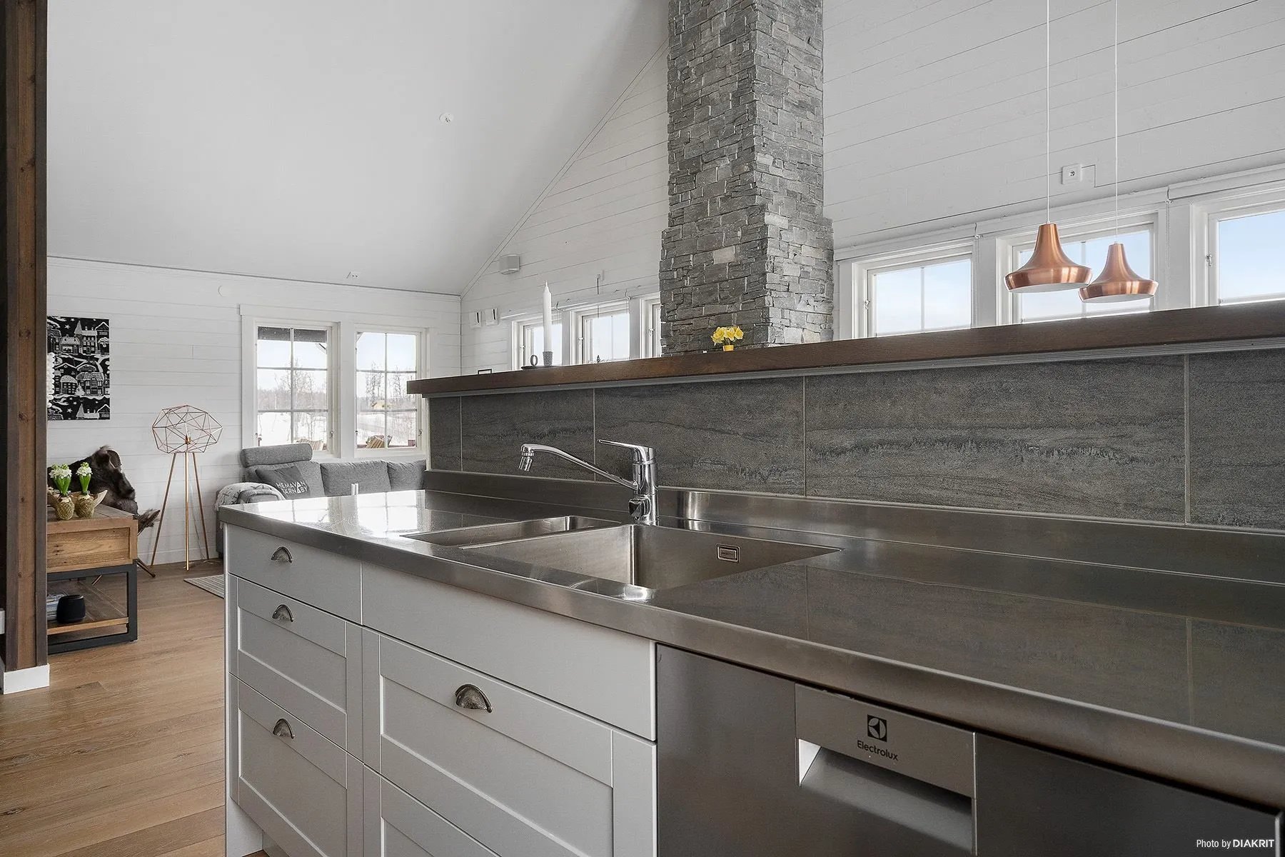 Modern Swedish Country House with Expansive Garden in Hemavan Tärnaby - Image 5