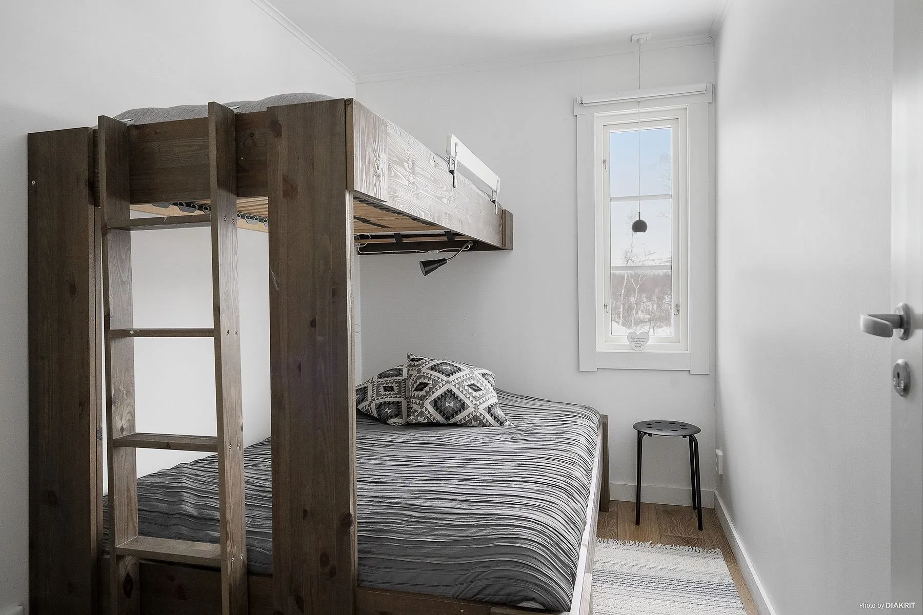 Modern Swedish Country House with Expansive Garden in Hemavan Tärnaby - View image 13 of 28