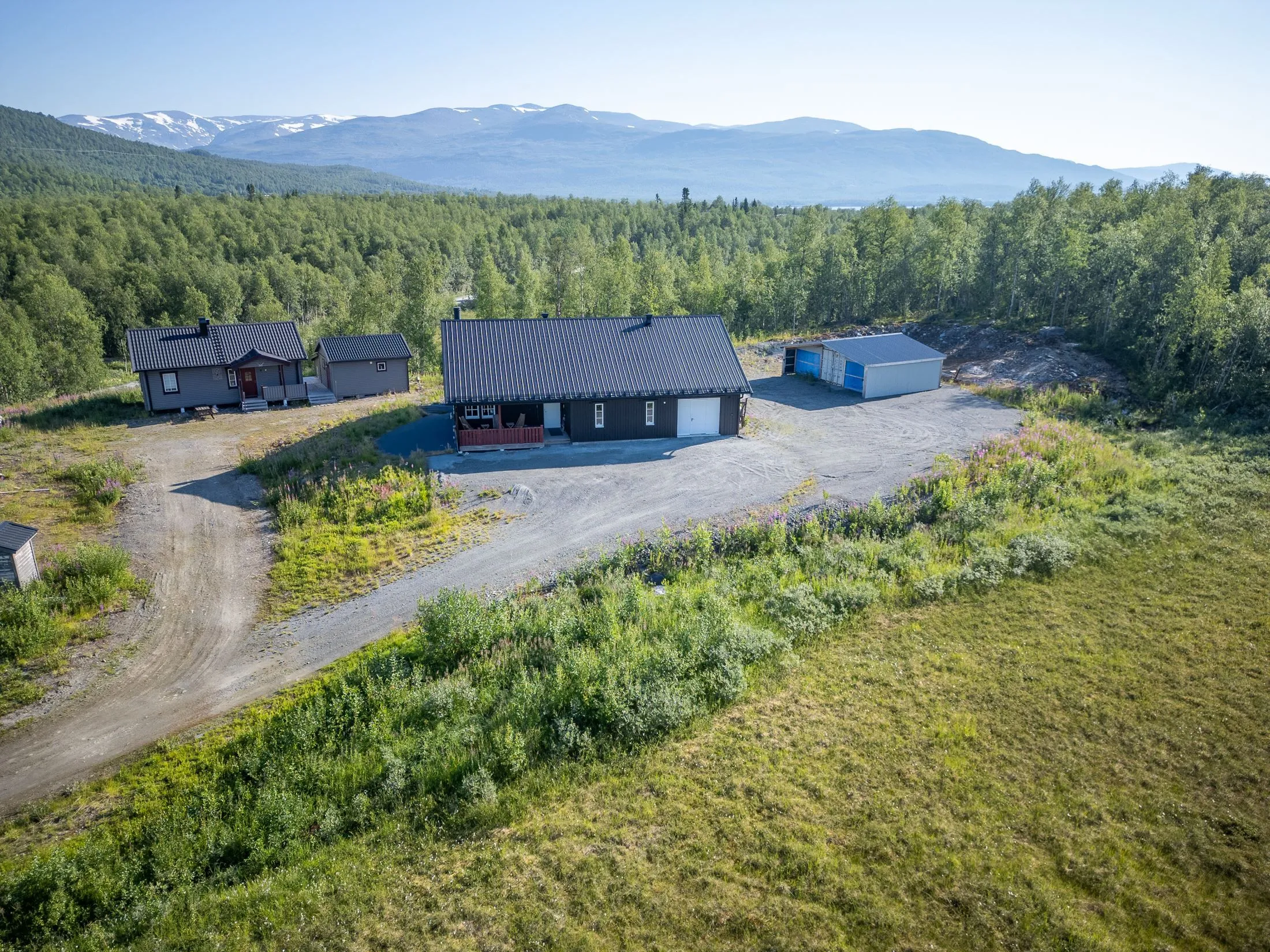 Modern Swedish Country House with Expansive Garden in Hemavan Tärnaby - Image 2