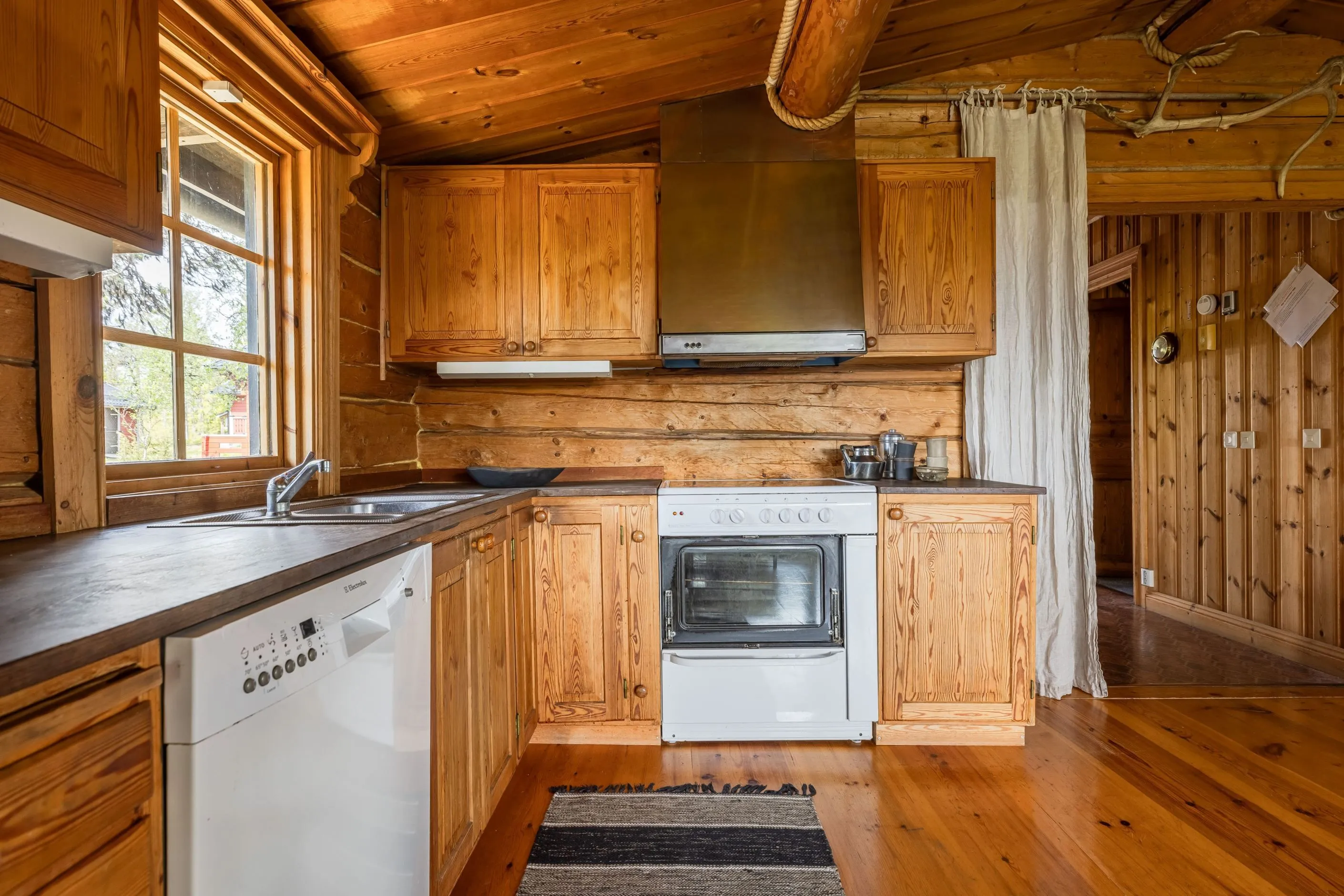 1970s Swedish Cabin with Expansive Garden in Scenic Lofsdalen - View image 15 of 39