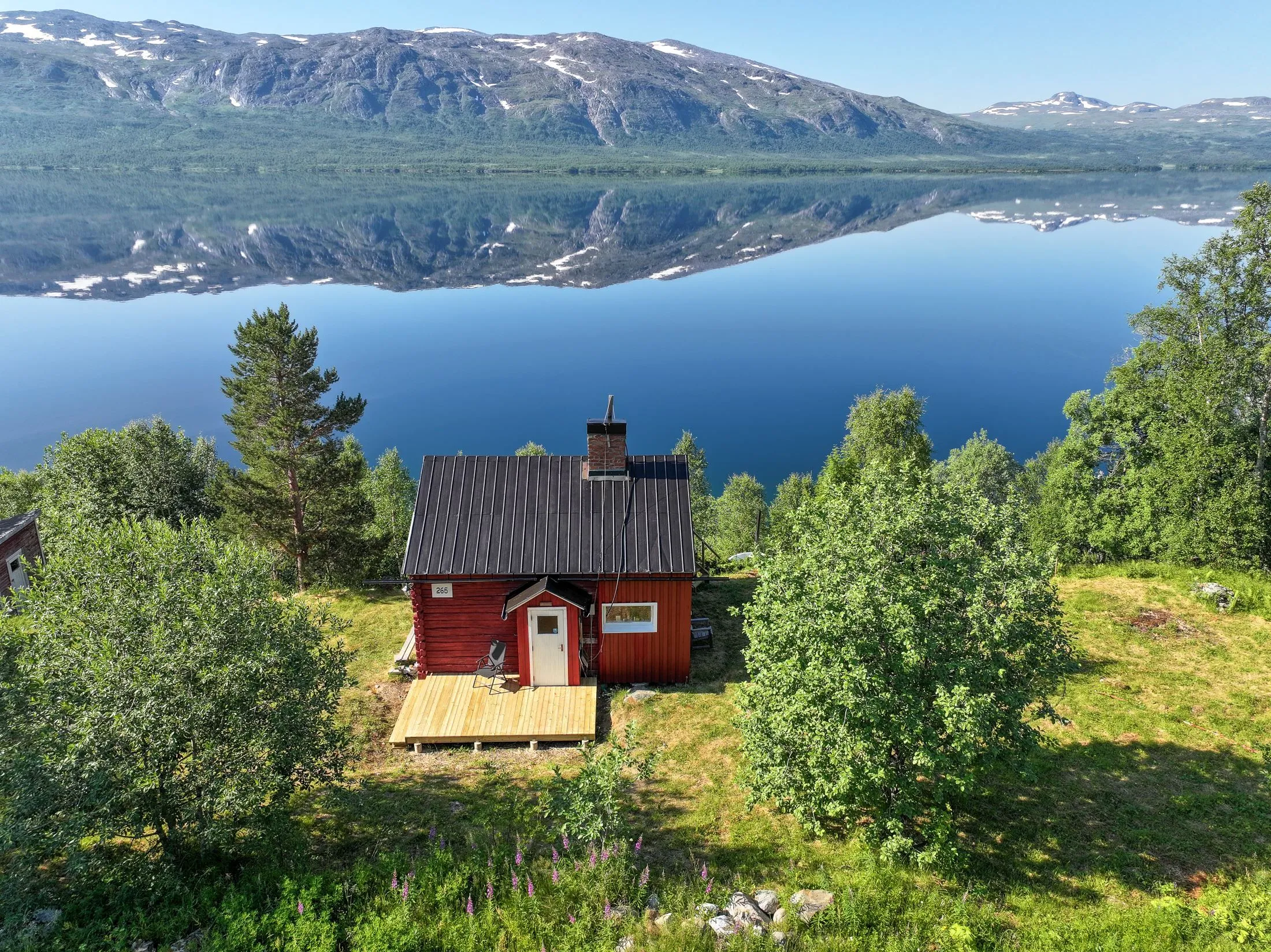 1950s Villa with Expansive Garden and Terrace in Hemavan, Sweden - Image 1