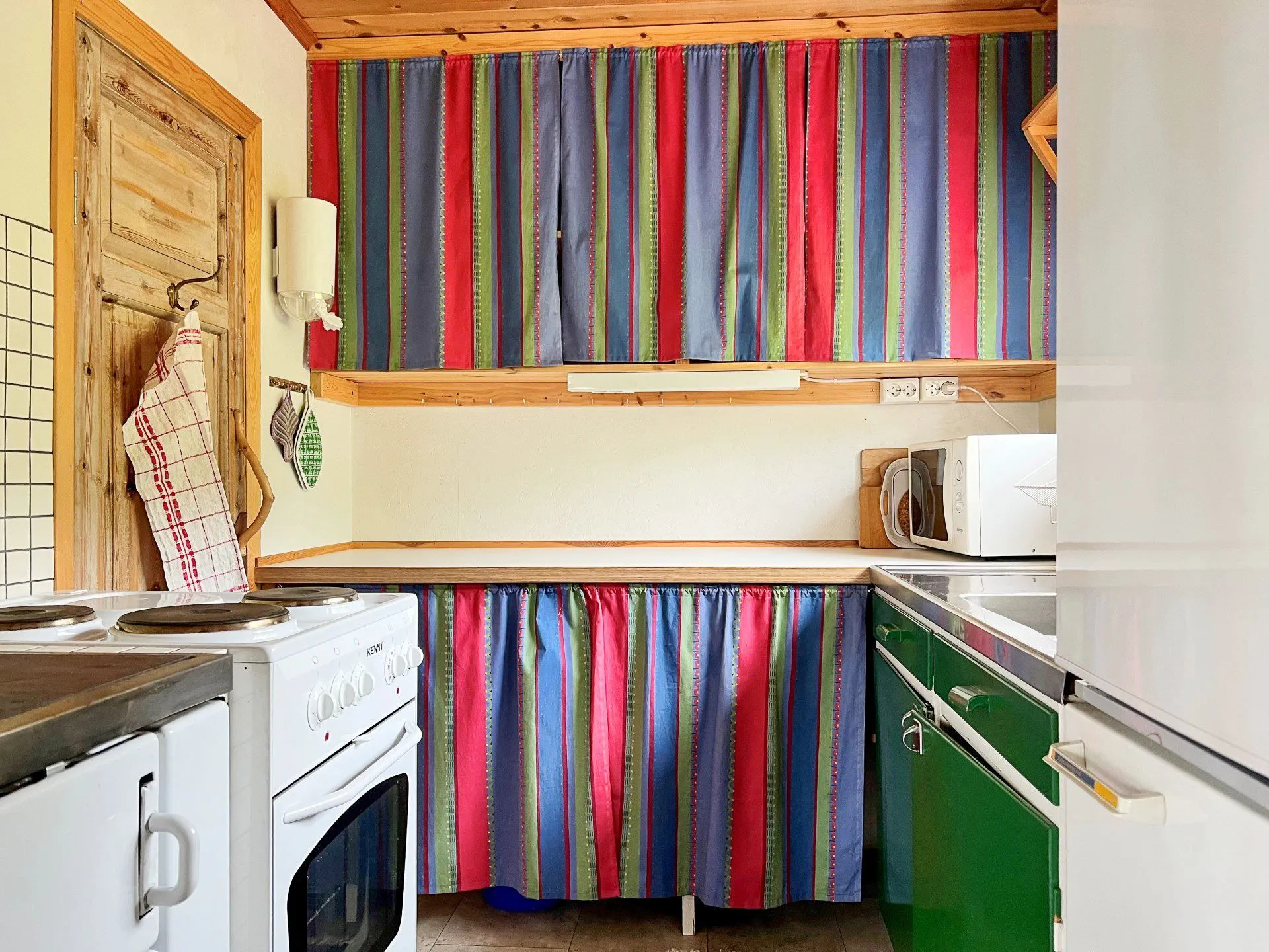 1950s Villa with Expansive Garden and Terrace in Hemavan, Sweden - Image 3