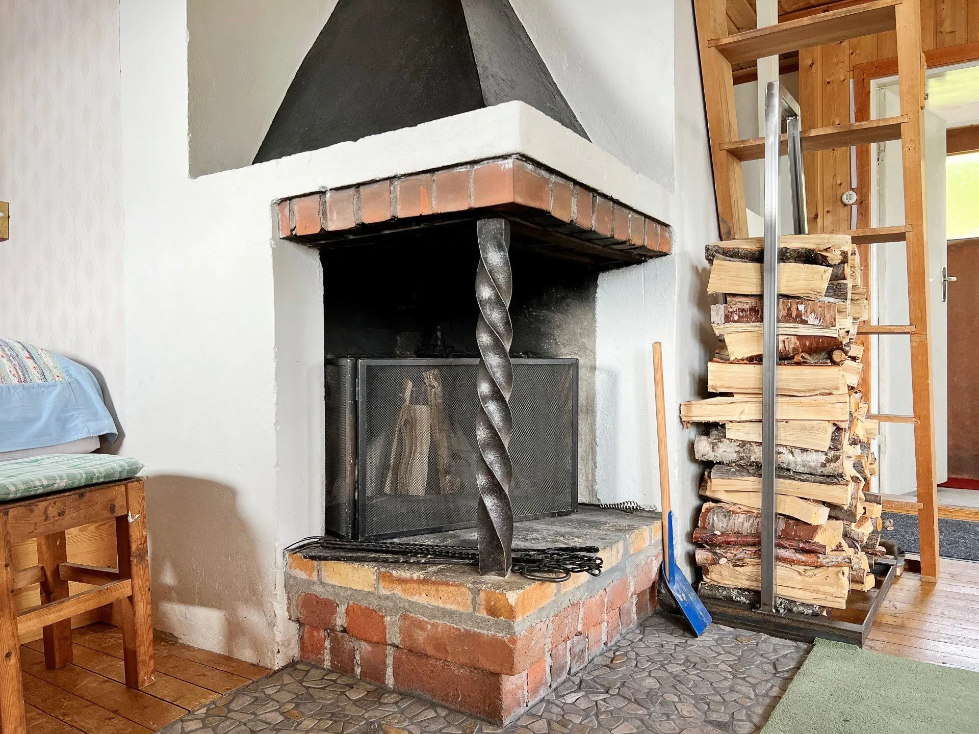 1950s Villa with Expansive Garden and Terrace in Hemavan, Sweden - Image 5