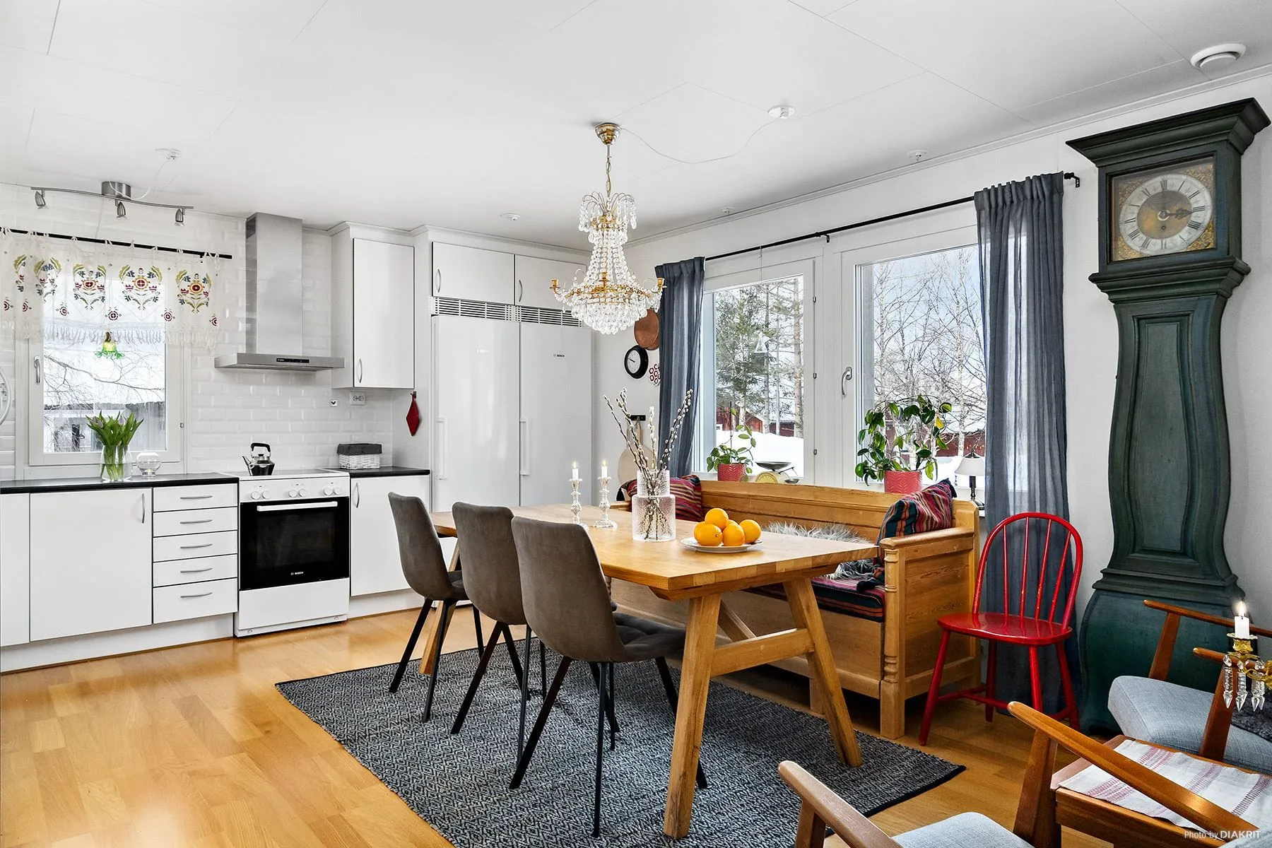 Contemporary 3-Bedroom Villa with Expansive Garden in Scenic Hemavan - Image 2