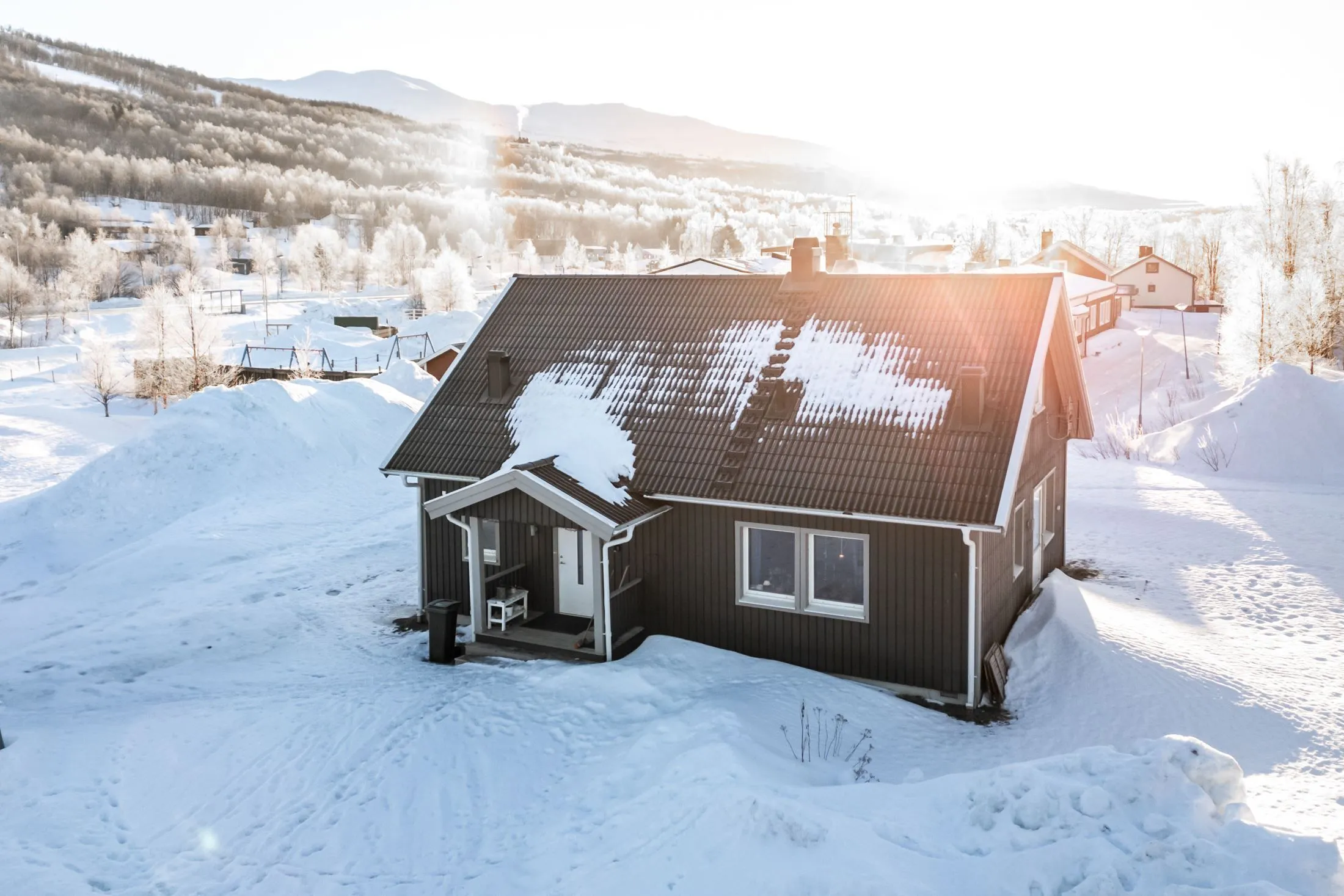 Contemporary 3-Bedroom Villa with Expansive Garden in Scenic Hemavan - Image 1