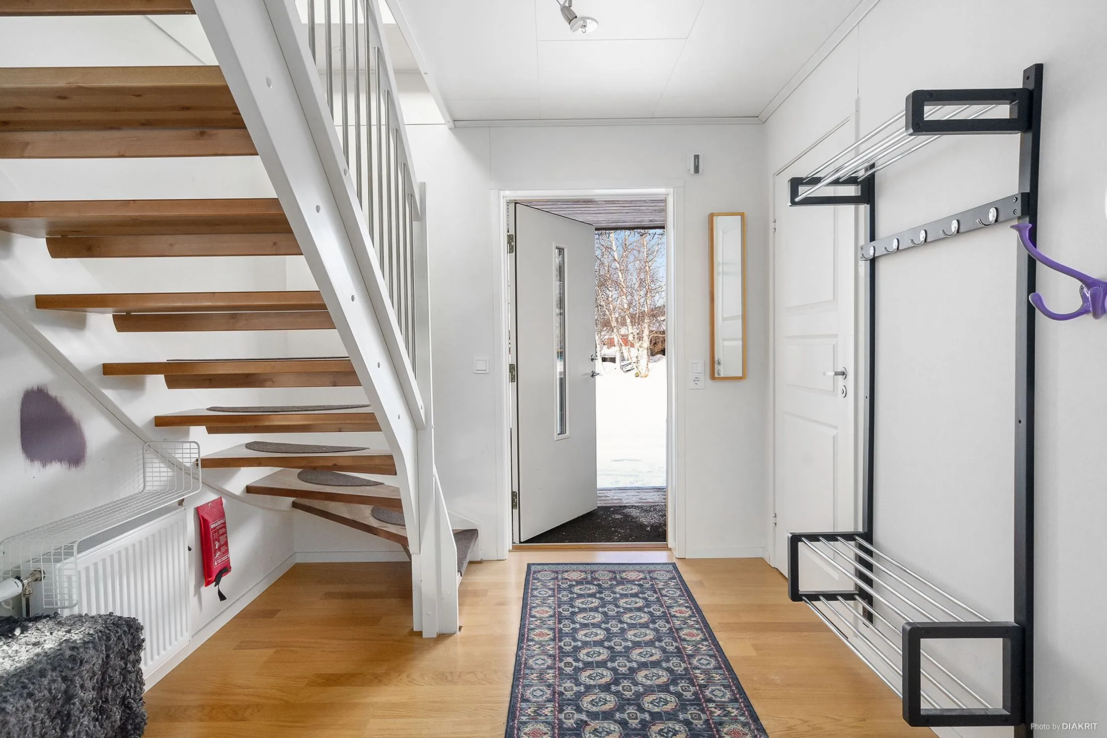 Contemporary 3-Bedroom Villa with Expansive Garden in Scenic Hemavan - Image 3