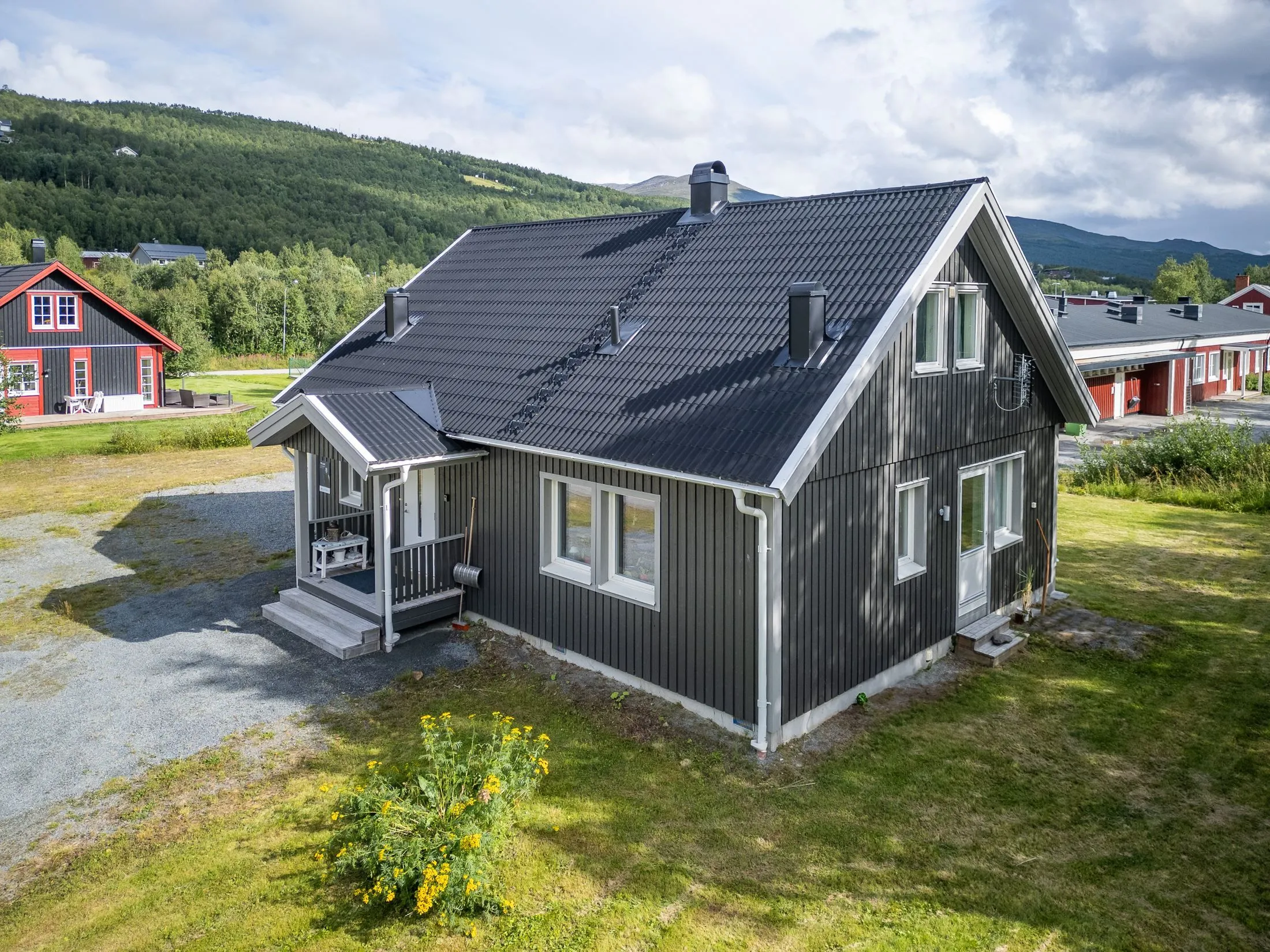 Contemporary 3-Bedroom Villa with Expansive Garden in Scenic Hemavan - View image 26 of 34