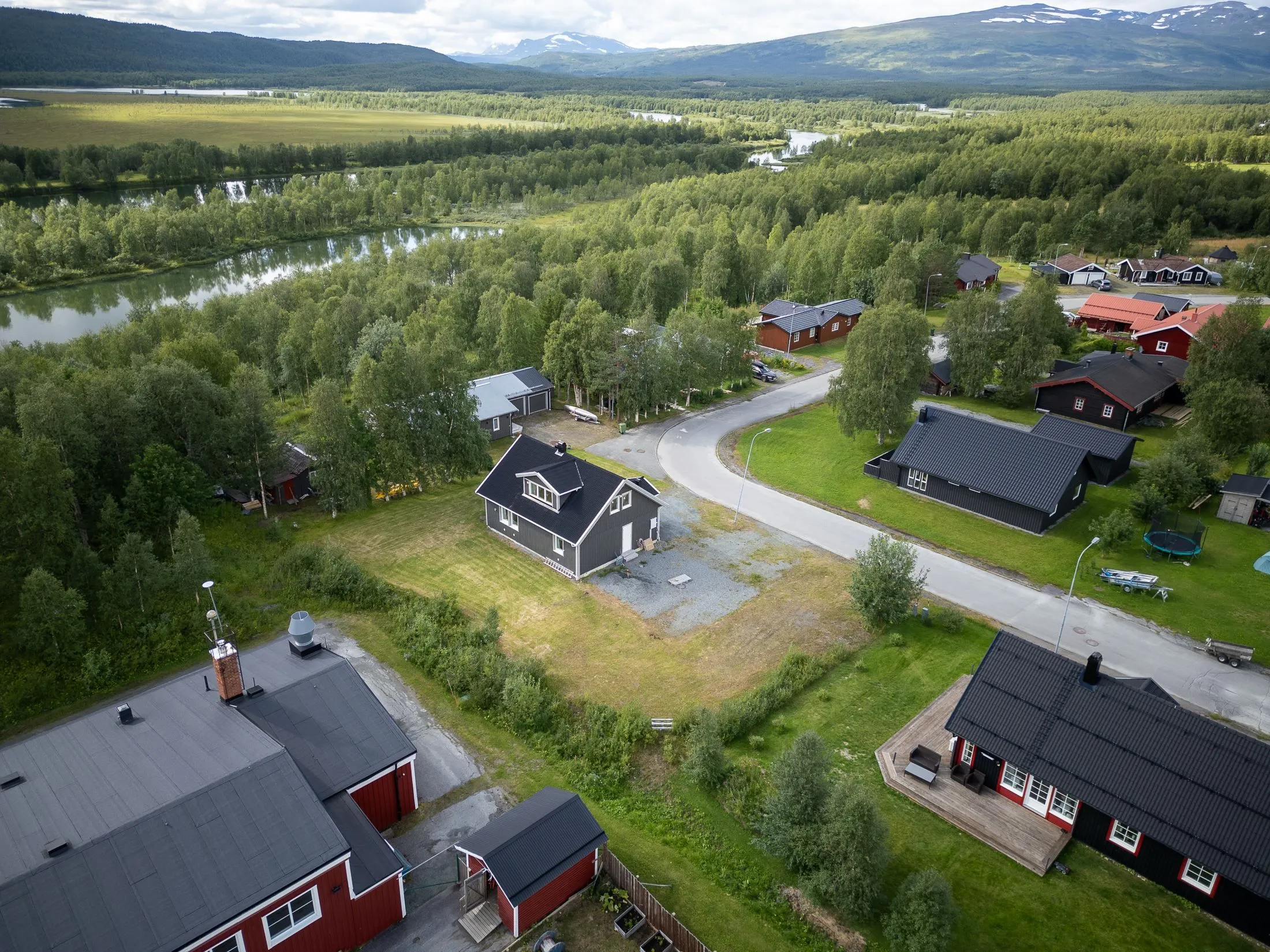 Contemporary 3-Bedroom Villa with Expansive Garden in Scenic Hemavan - View image 30 of 34